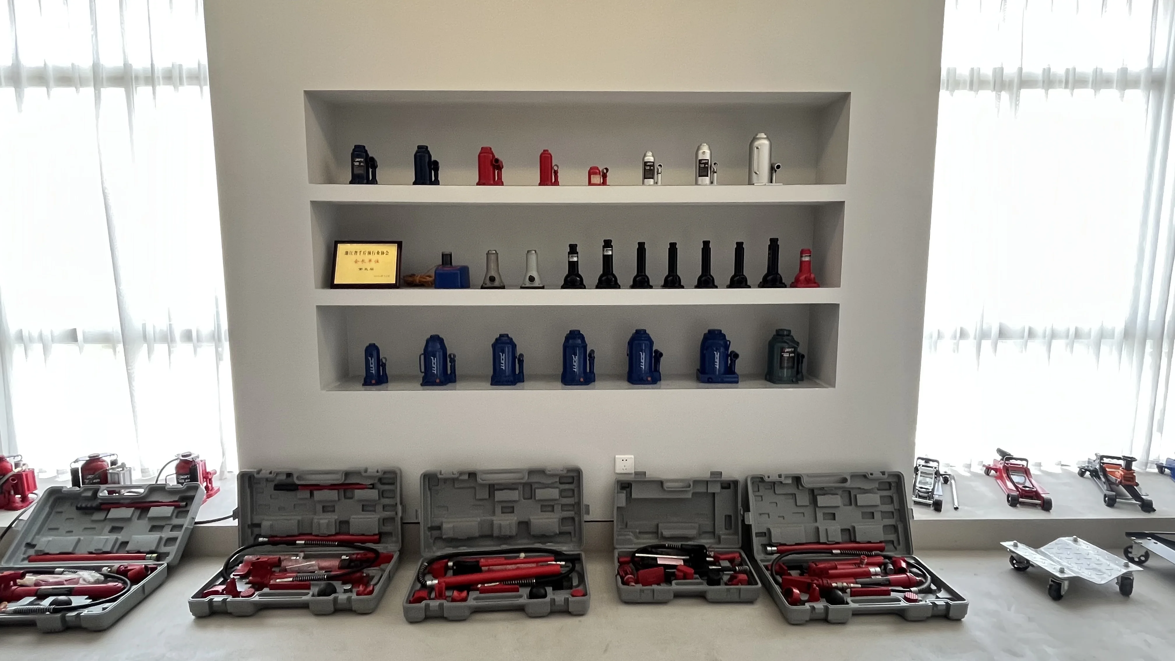 Wholesale Pneumatic 800LB Motorcycle Service Elevator