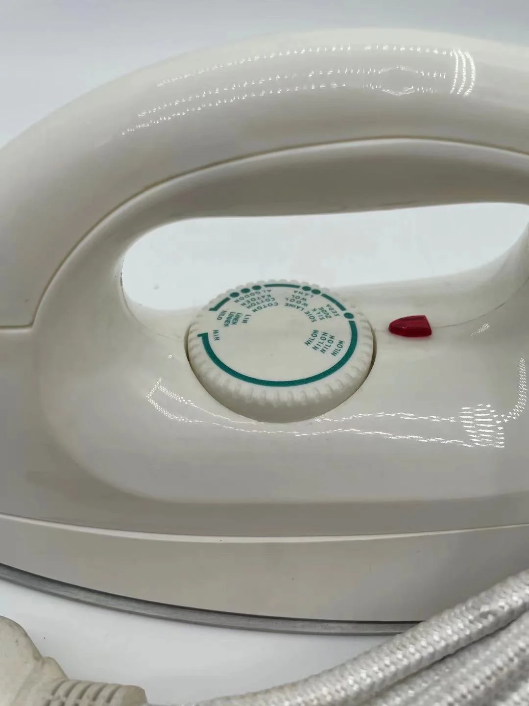 Jiema Electrical Appliance Factory, which has been exporting for 21 years, mainly produces a variety of electric irons