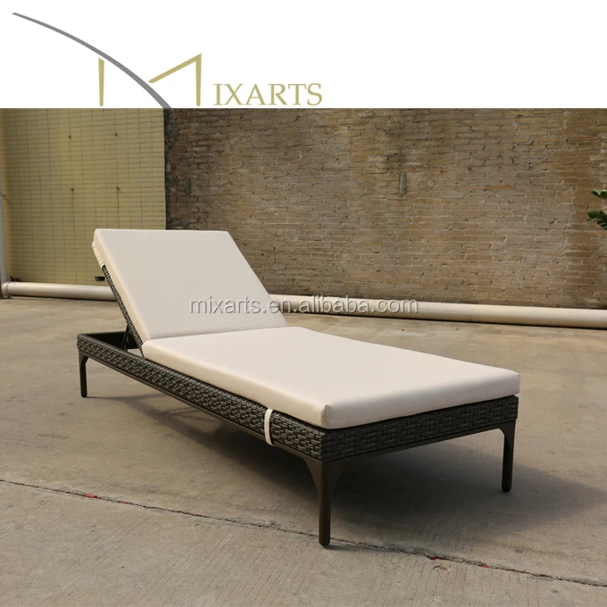 
100% Handmade Outdoor Daybed Easy Clean Metal Base Bamboo Rattan Sun Lounge 