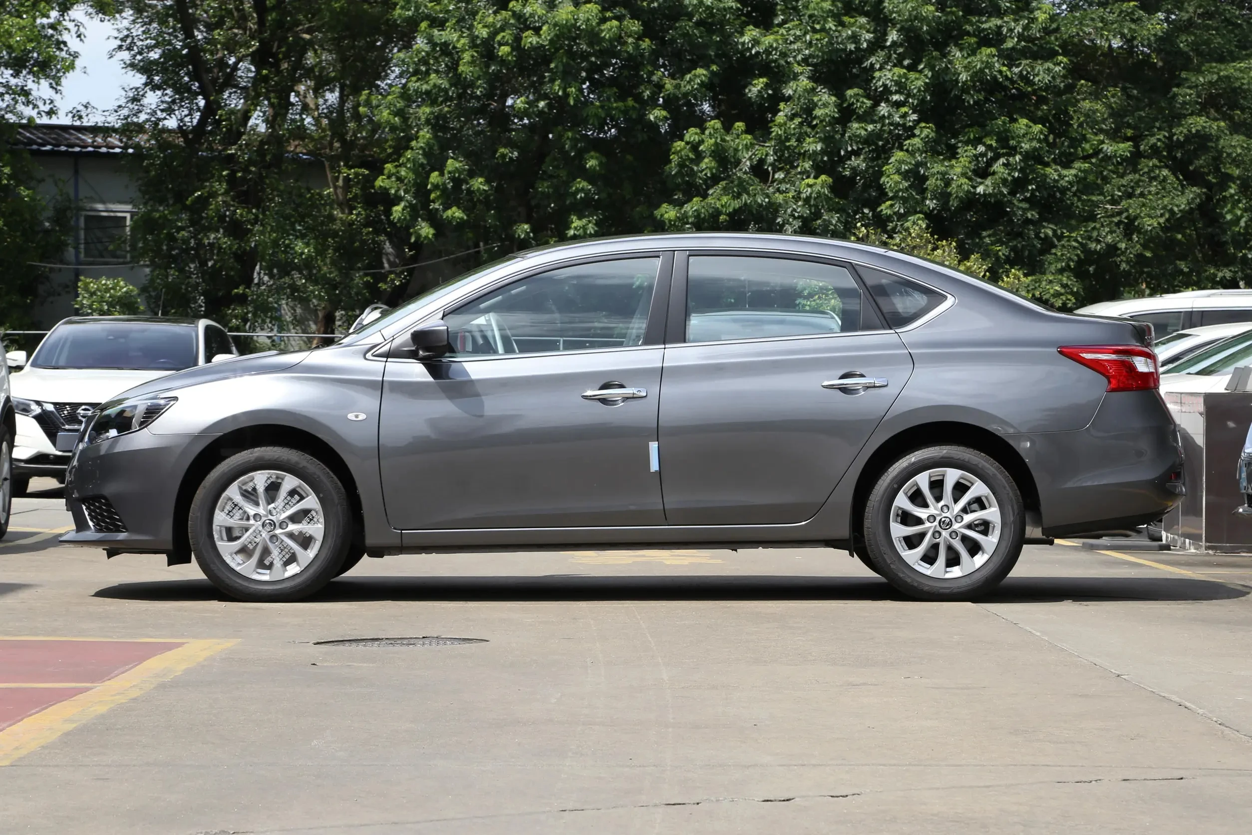Best Selling Nissan Sylphy 1.6L AWD Drive High-End Turbo Automatic Gearbox Light Leather Seats R16 Spacious Gasoline Left
