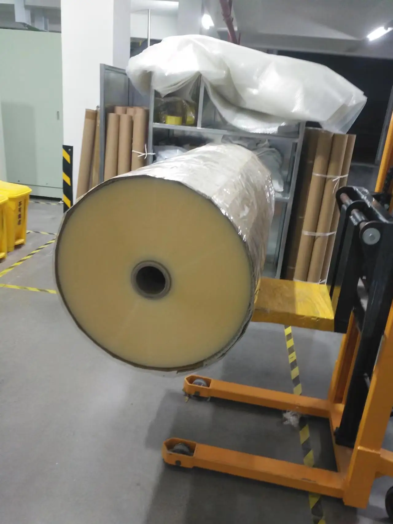Профессиональный завод 40 mic 45 50 прозрачный желтоватый клей bopp jumbo Рулонная лента