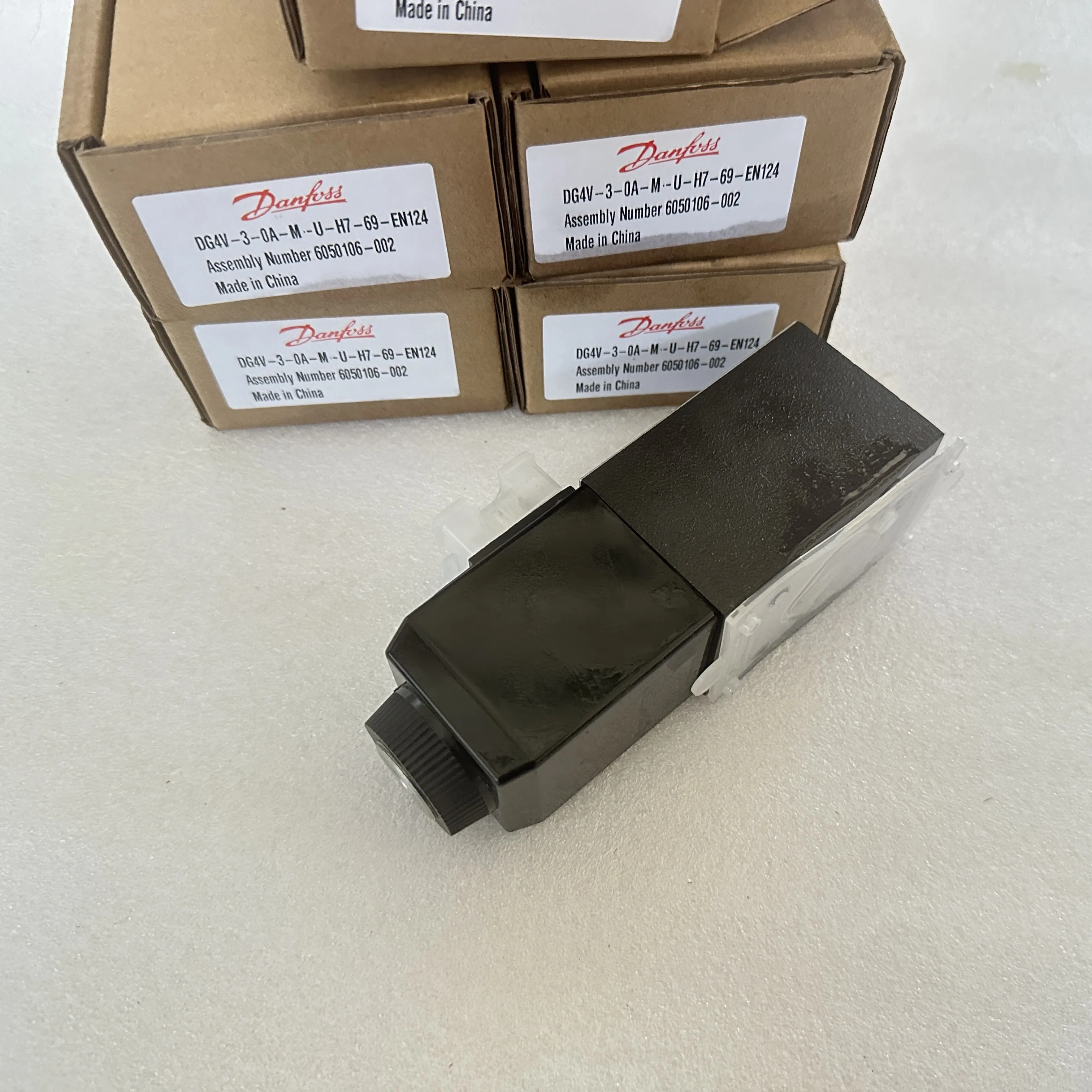 DG4V-3-0A-M-U-H7-69-EN124 клапан управления электромагнитным направленным клапаном Danfoss для машины литья под давлением