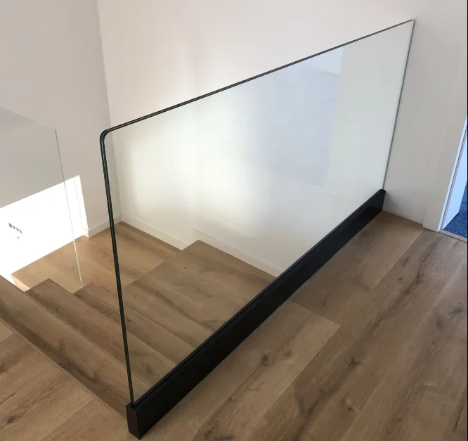 Garde-corps en verre intérieur sur escalier Privacy Glass Balustrades Residential Aluminum U Channel Tempered Glass Fence