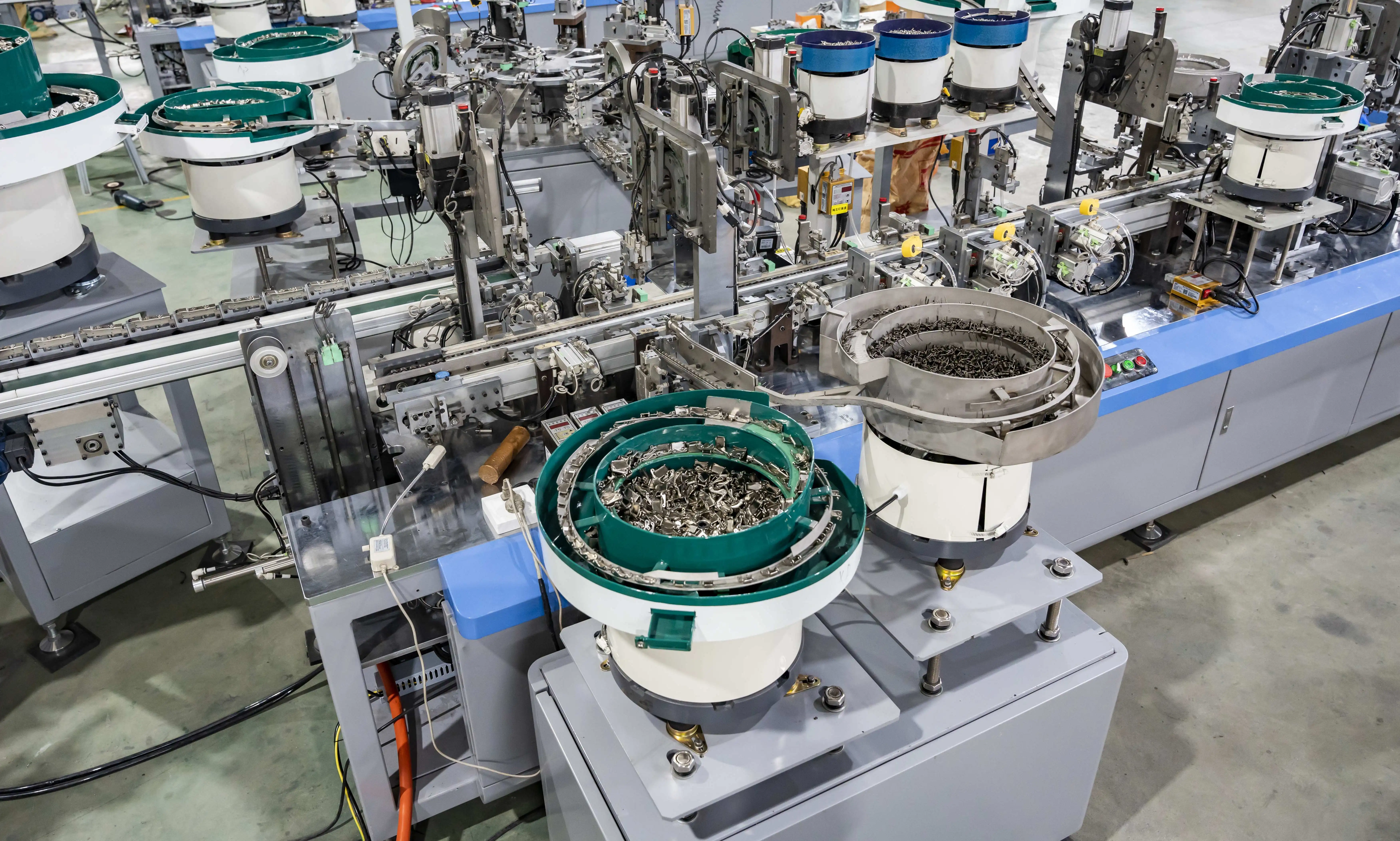 Full automatic high speed capacity hydraulic door  hinges assembly machine