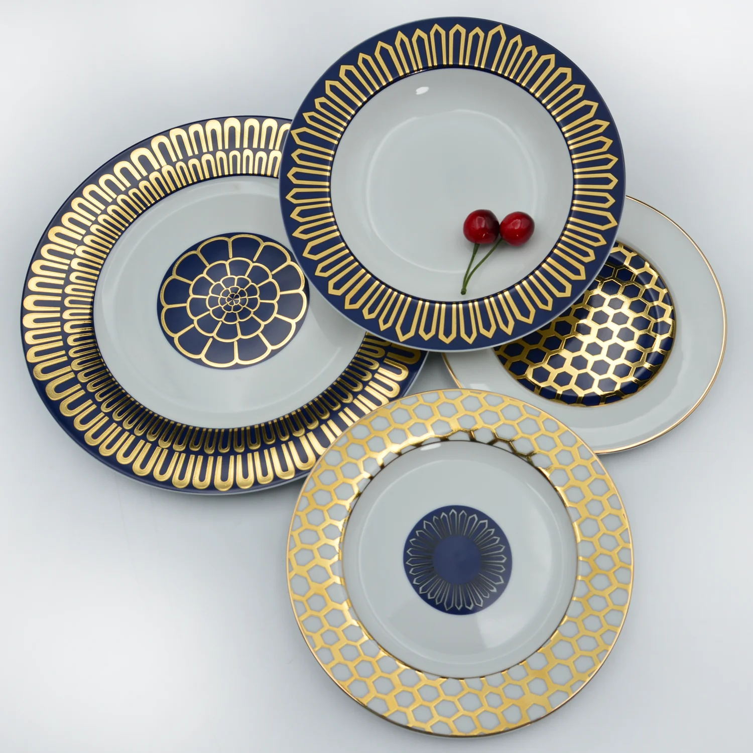 Famous Brand Same Design Modern Luxury Porcelain High Dinner Dinner Set with 24k Pure Gold Decoration
