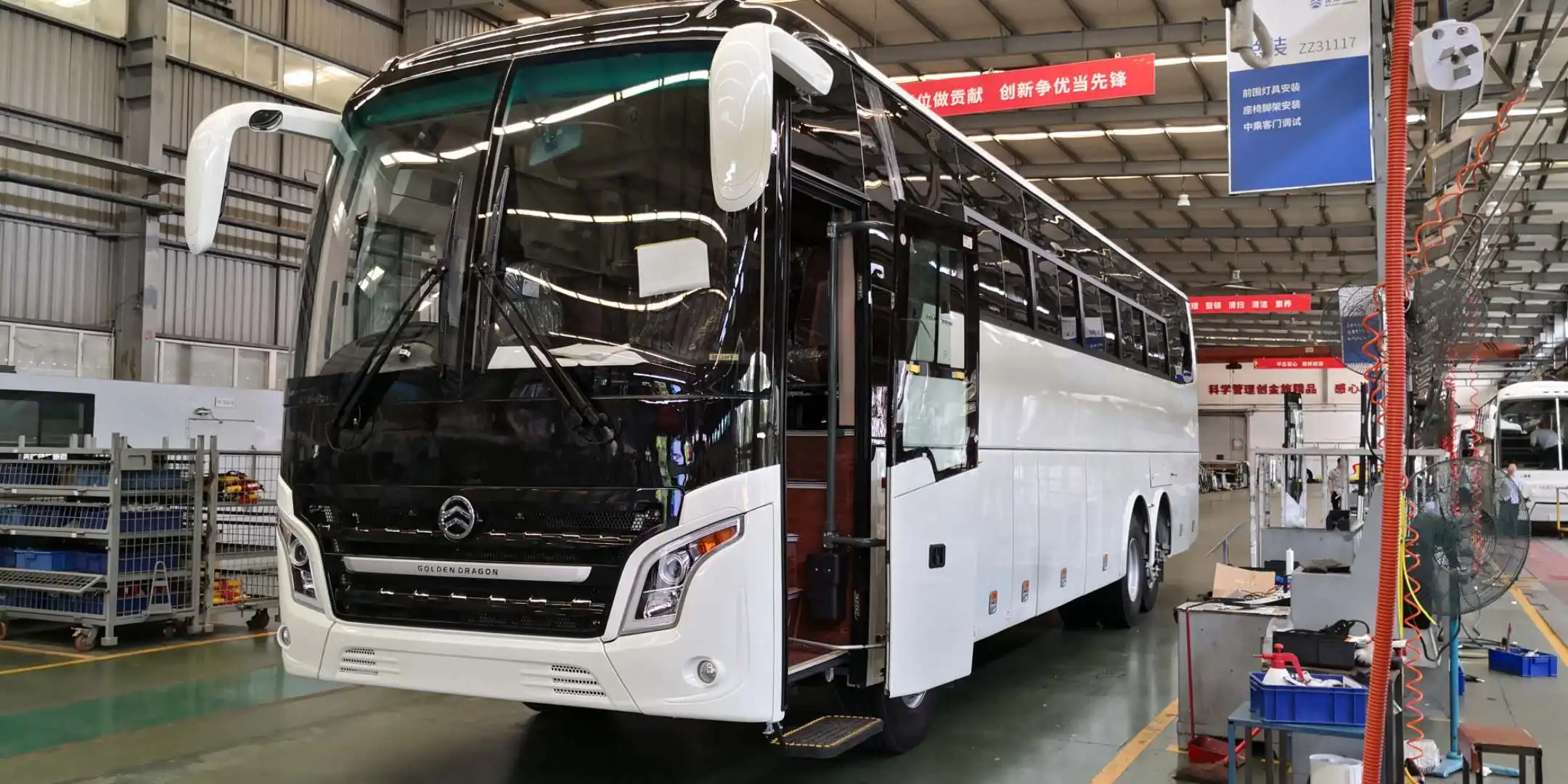 Second Hand Golden Dragon Bus XML6130 Double Differential Axles 50 Seats Luxury Tour Passenger Coach Bus