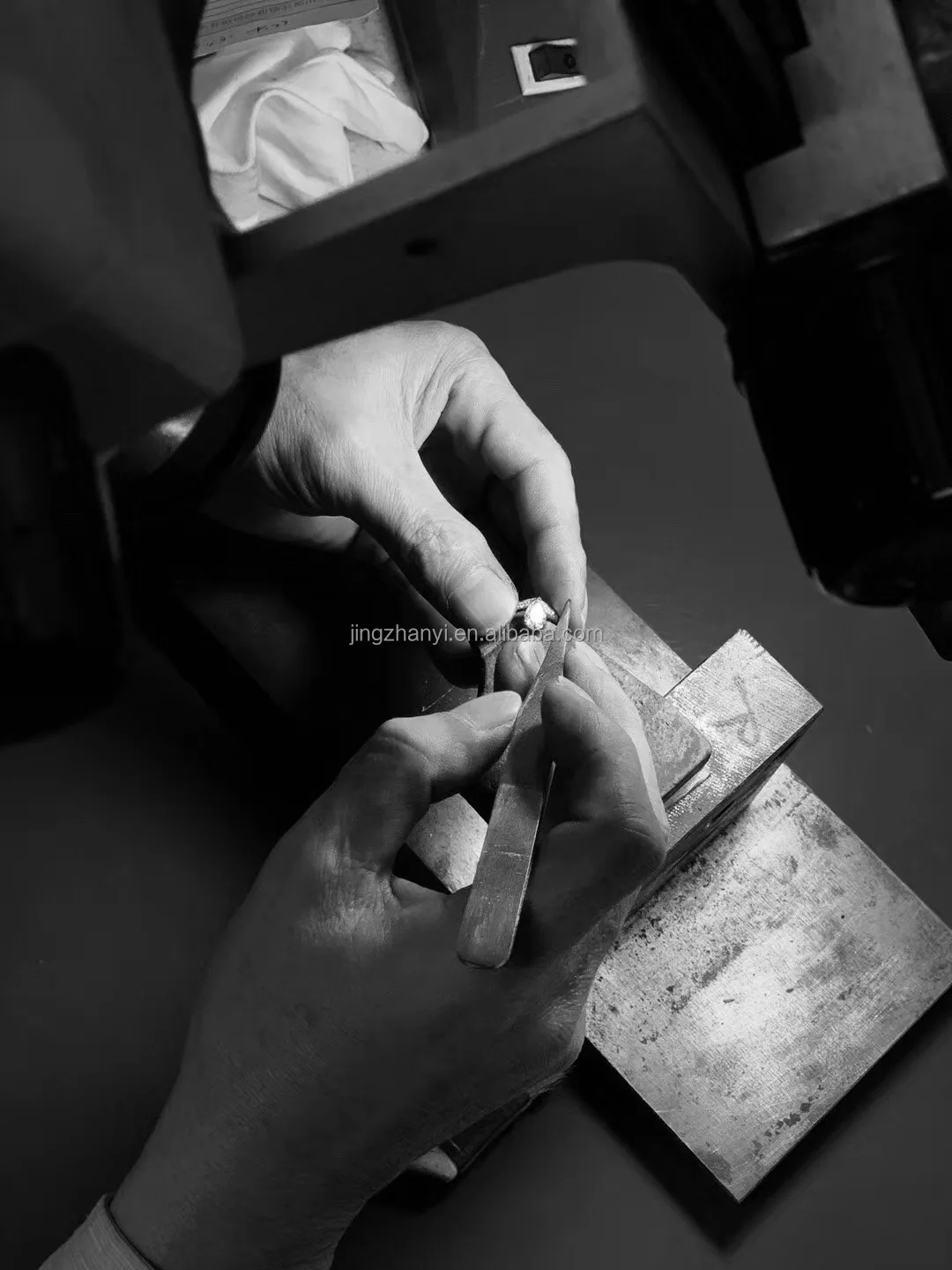 Best selling wedding rings around the world Classic engagement ring customization Real gold and diamond forever collection ring