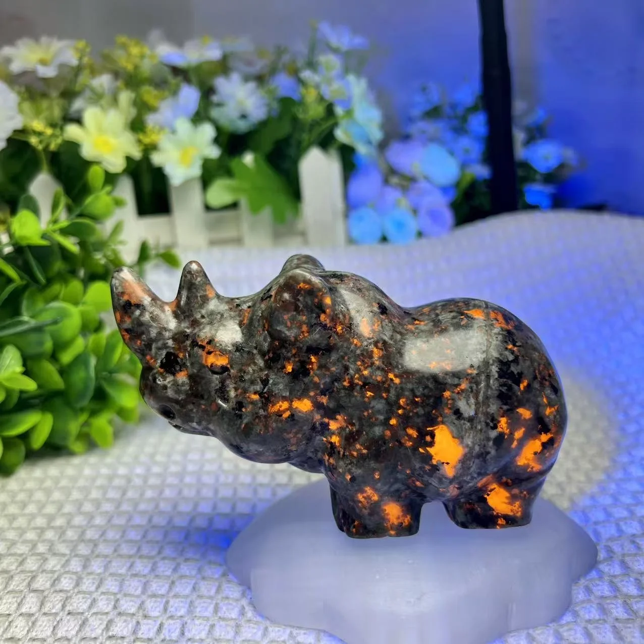 Selling Large Size Yooperlite Rhino Carving UV Fluorescent Yooperlite Spirit Healing Crystal Animal Home Decor