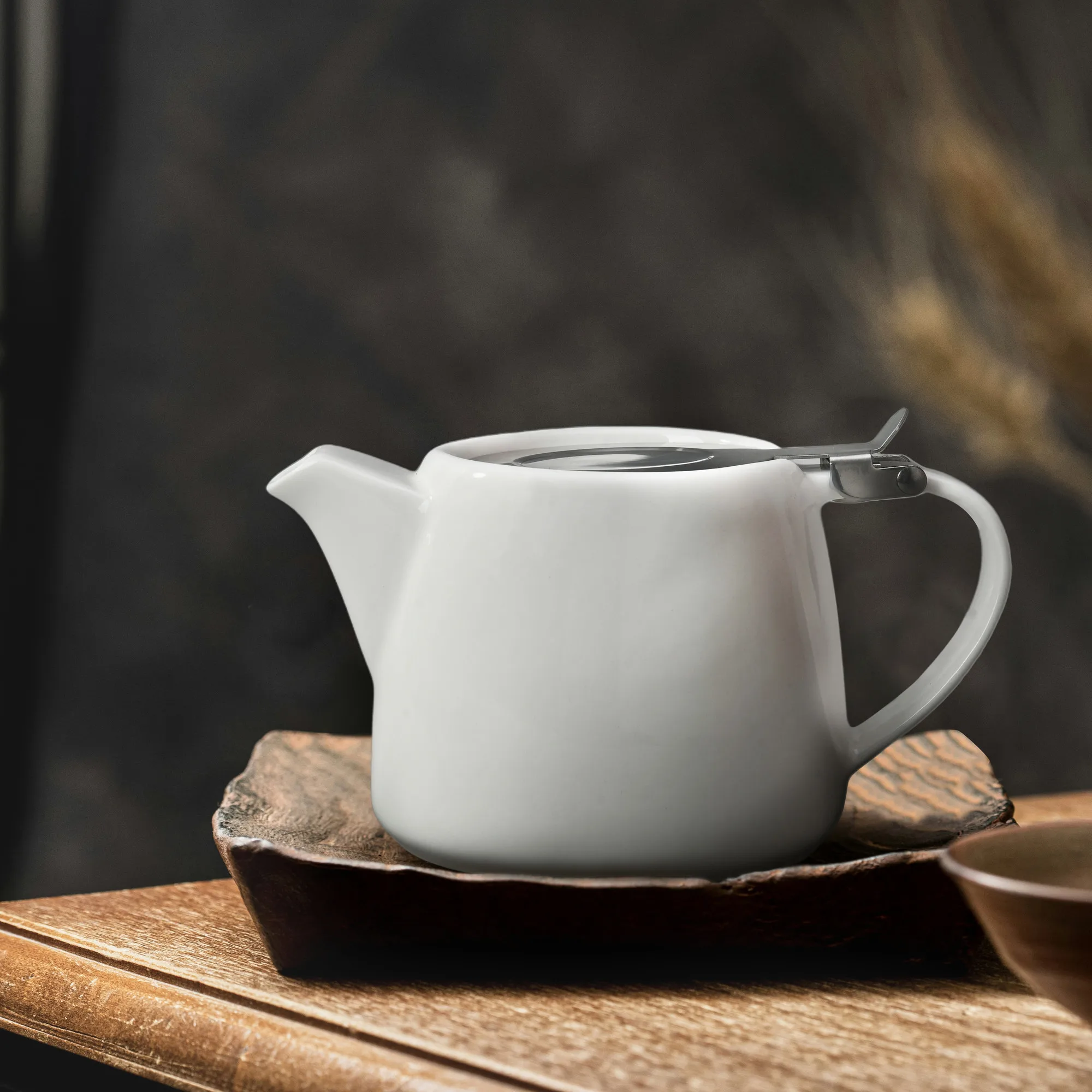 Modern Style High Quality Glossy Glazed Ceramic Teapot with Stainless Steel Strainer Infuser for Coffee