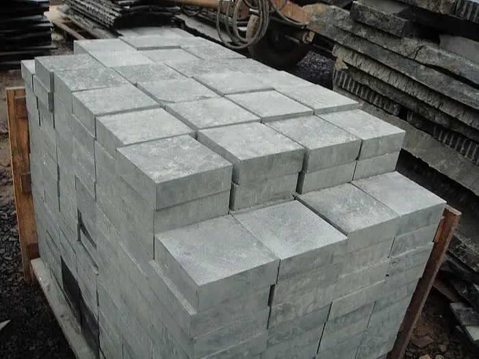 Дешевый Базальтовый Камень китайская хайнанская Черная Гранитная огневая плитка прочное качество для мощения сада и гостиницы