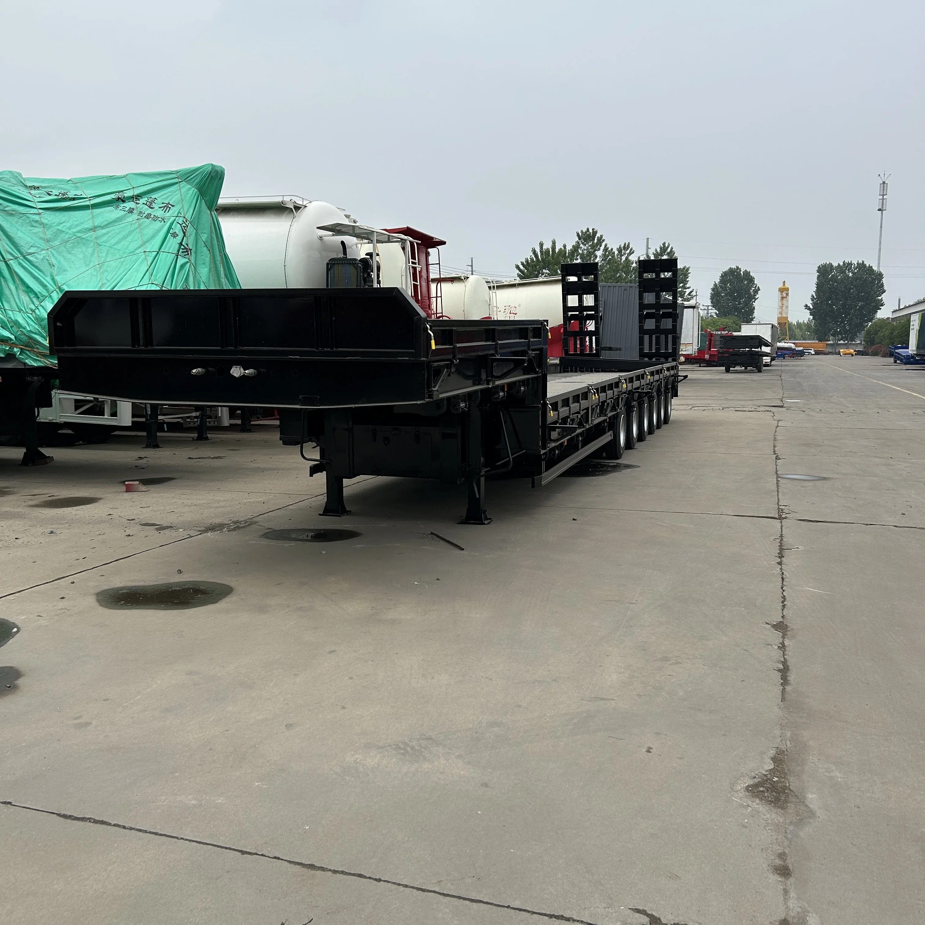 Hot Sale Chinese Special Low Bed Flatbed Truck Flatbed Truck 3 Axles Semi-Trailer Protective Structure