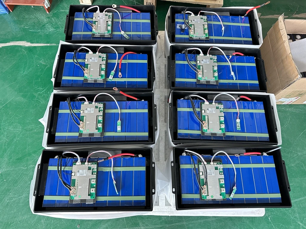 EU Warehouse Wholesale  LiFePo4 Battery 12V 50AH 100Ah 200Ah 400Ah  Bluetooth IP65 Waterproof Heating Balance Solar Battery