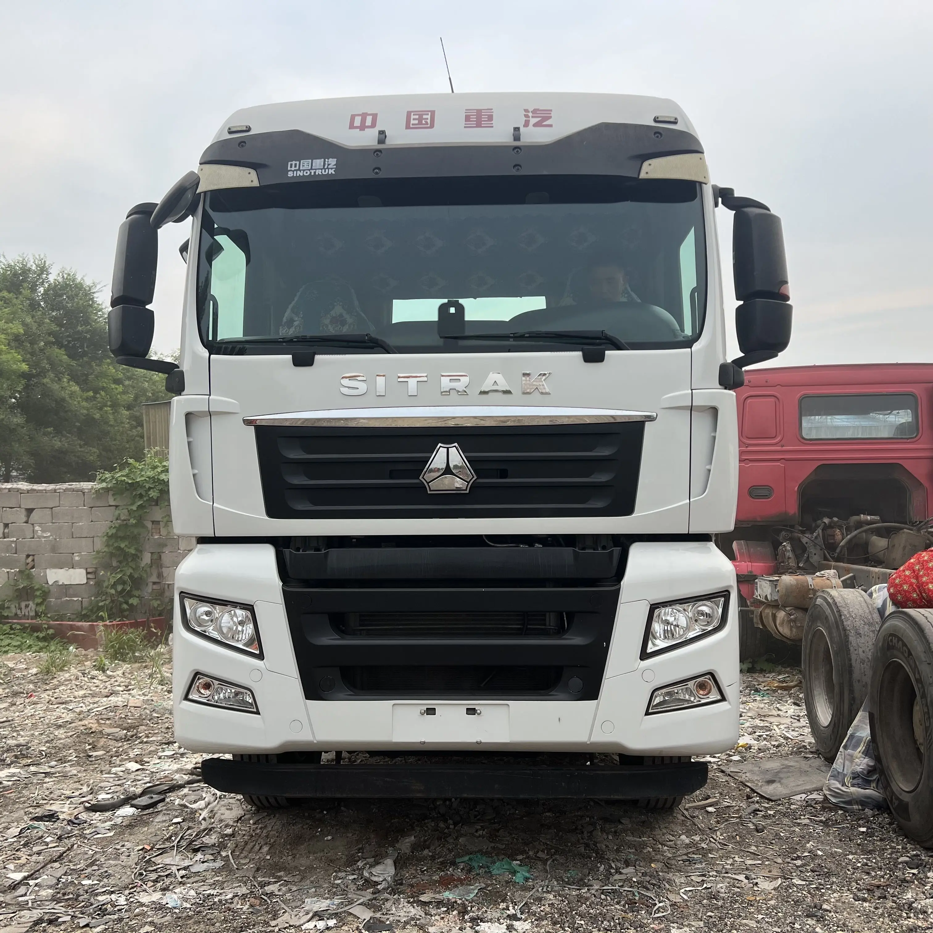 Sinotruck Подержанный трактор Sitrak C7H головка прицепа 10 шин 540 HP LHD грузовик по хорошей цене