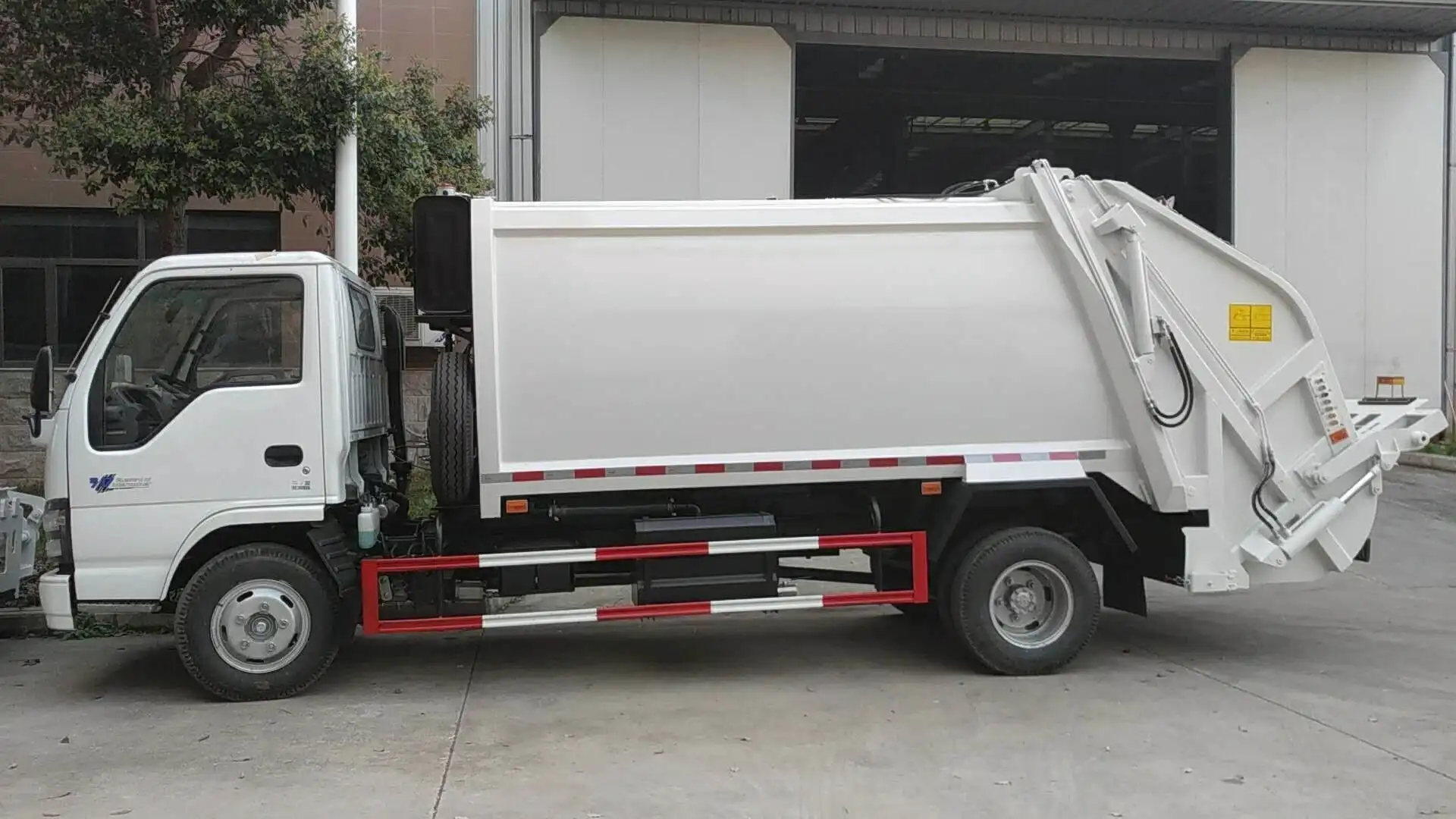 Japanese brand isuzu 4x2 garbage compactor truck waste Garbage Collection and Delivery Rubbish Truck