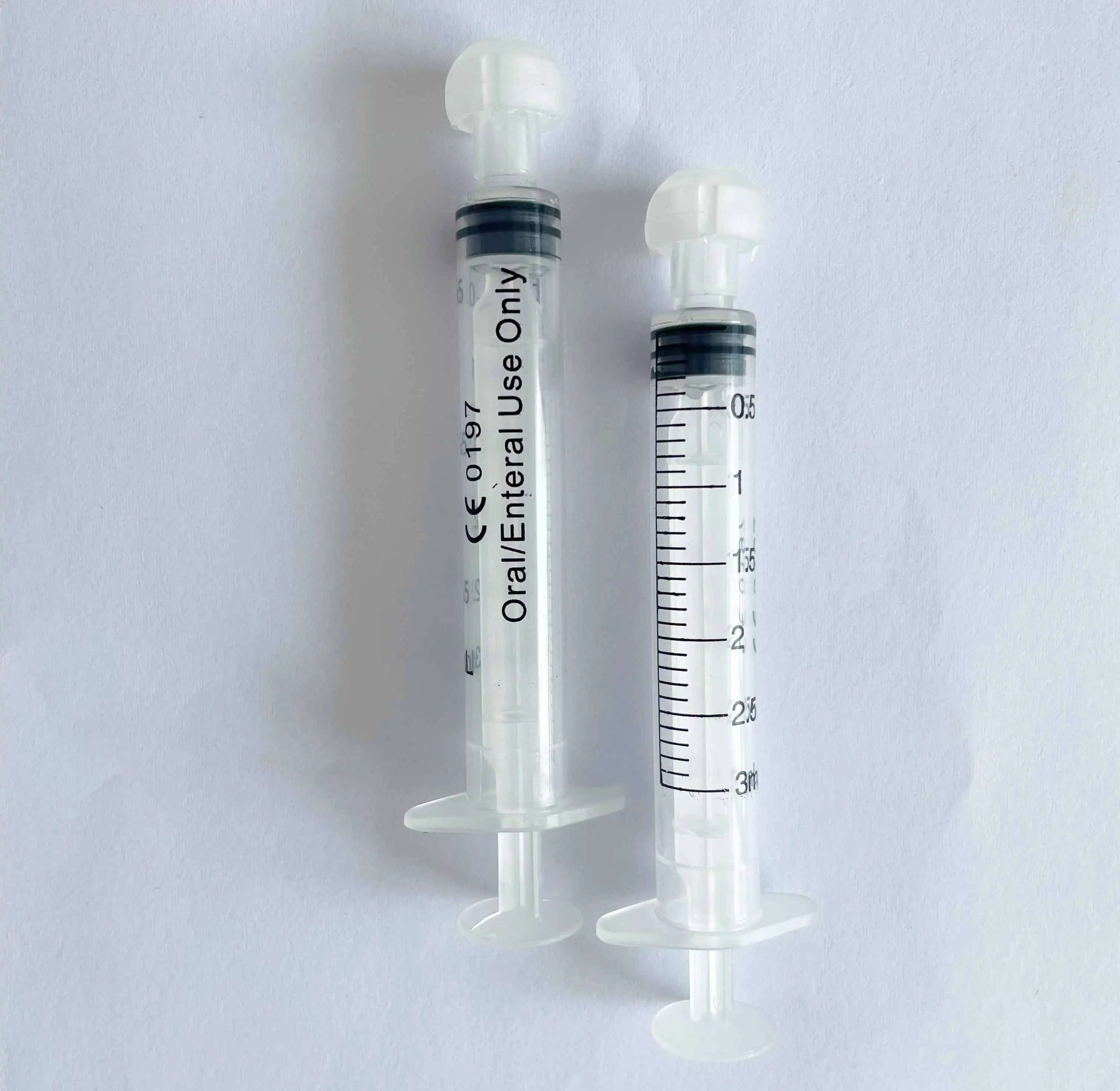 Plastic disposable pet, poultry, and livestock vaccine syringes for veterinarians, drug feeding needles, suitable for various an