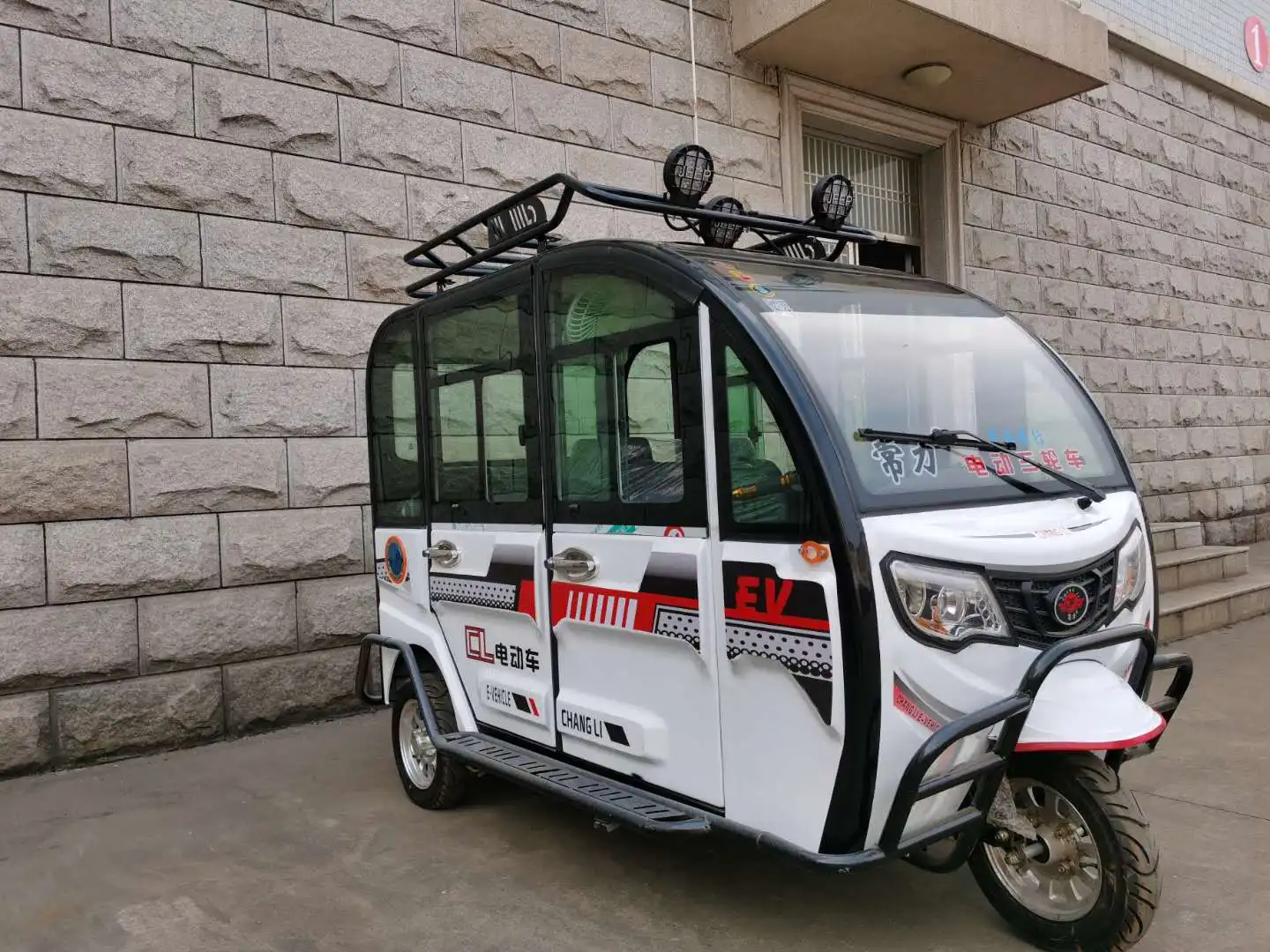 Changli Manufacturing New Design, Fully Enclosed Four - Door Electric Tricycle