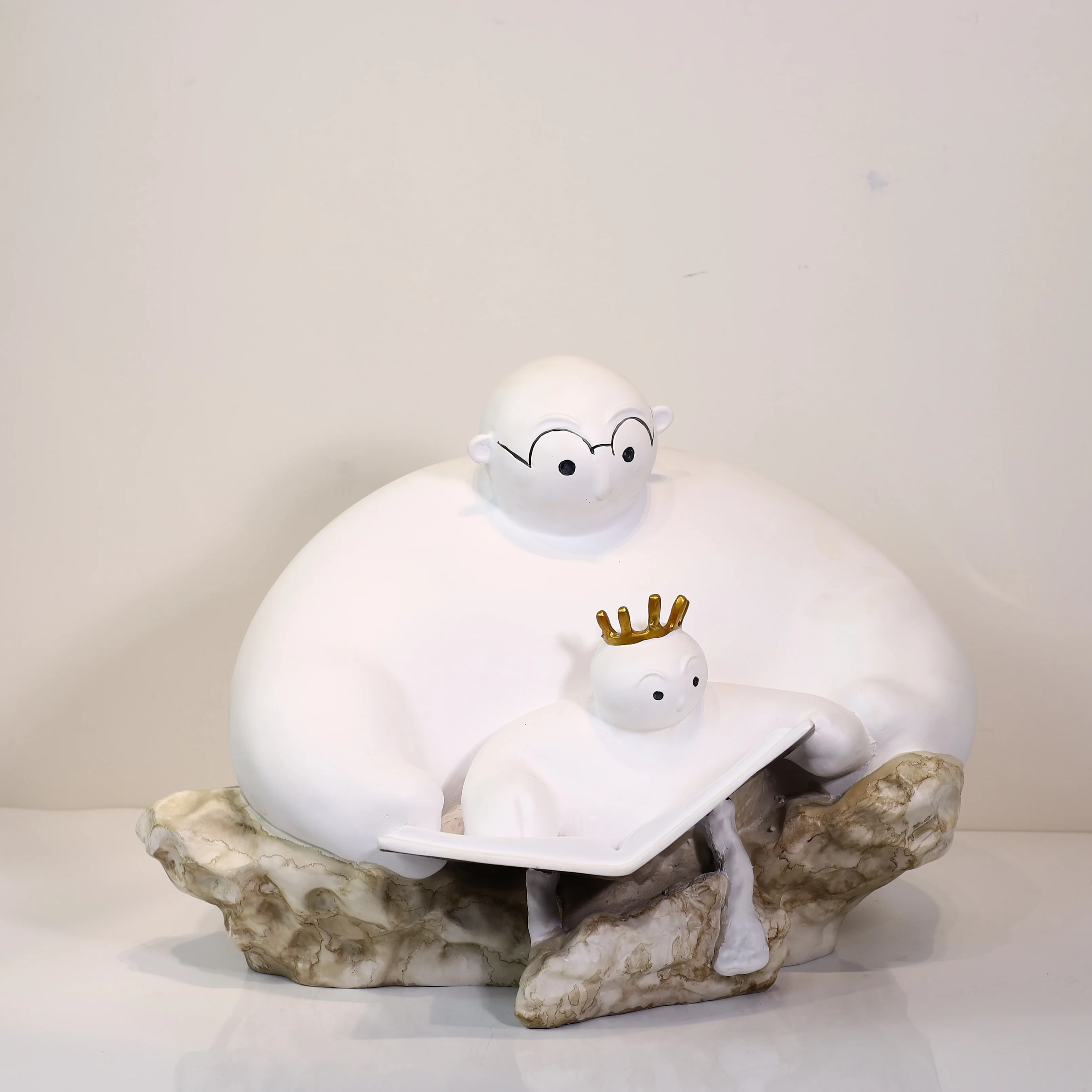 Nordic modern minimalist prince father and son reading book sculpture decoration model house sales office soft decorations