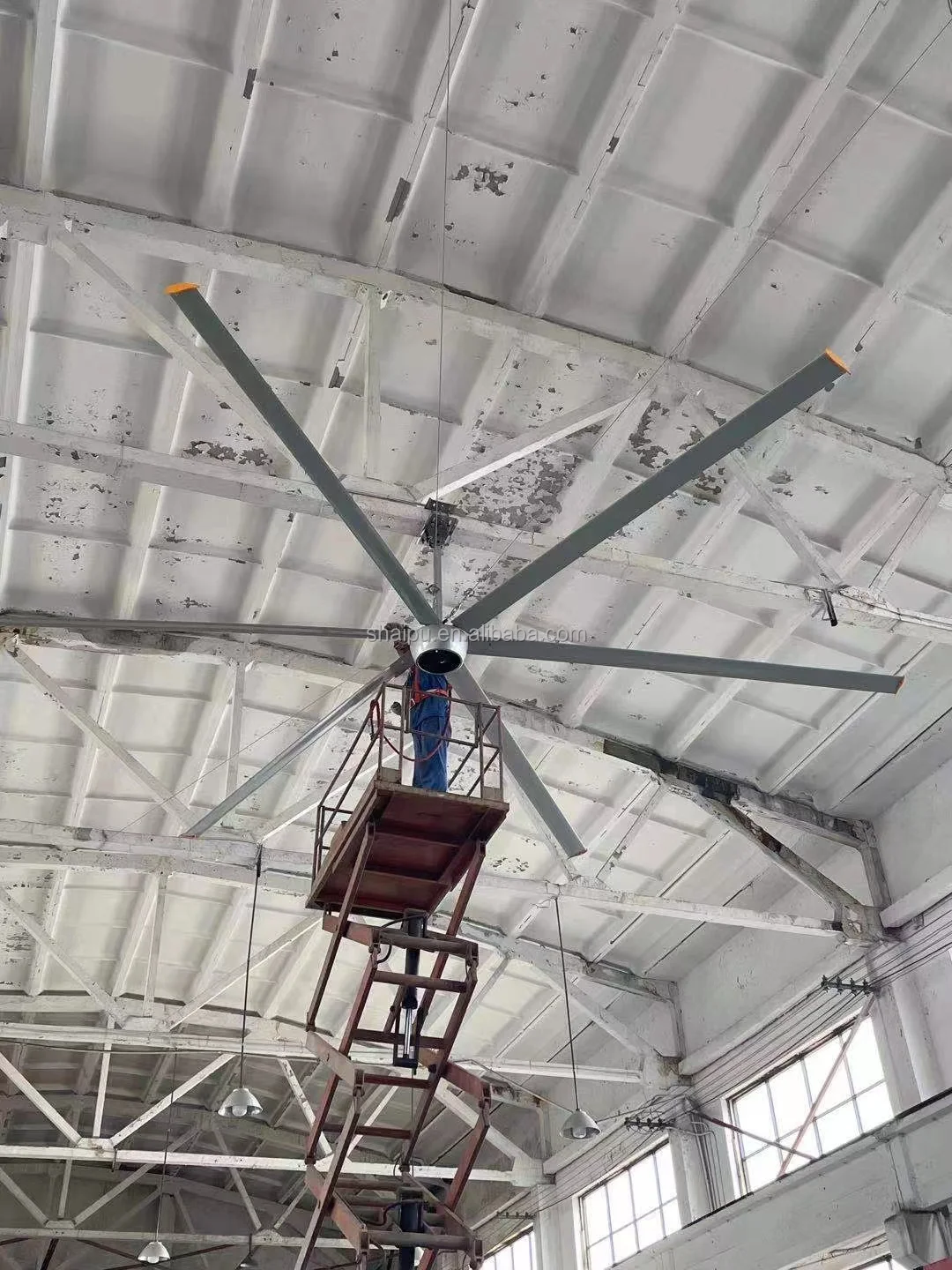 Промышленный потолочный вентилятор HVLS с бесщеточным двигателем постоянного тока 20 футов