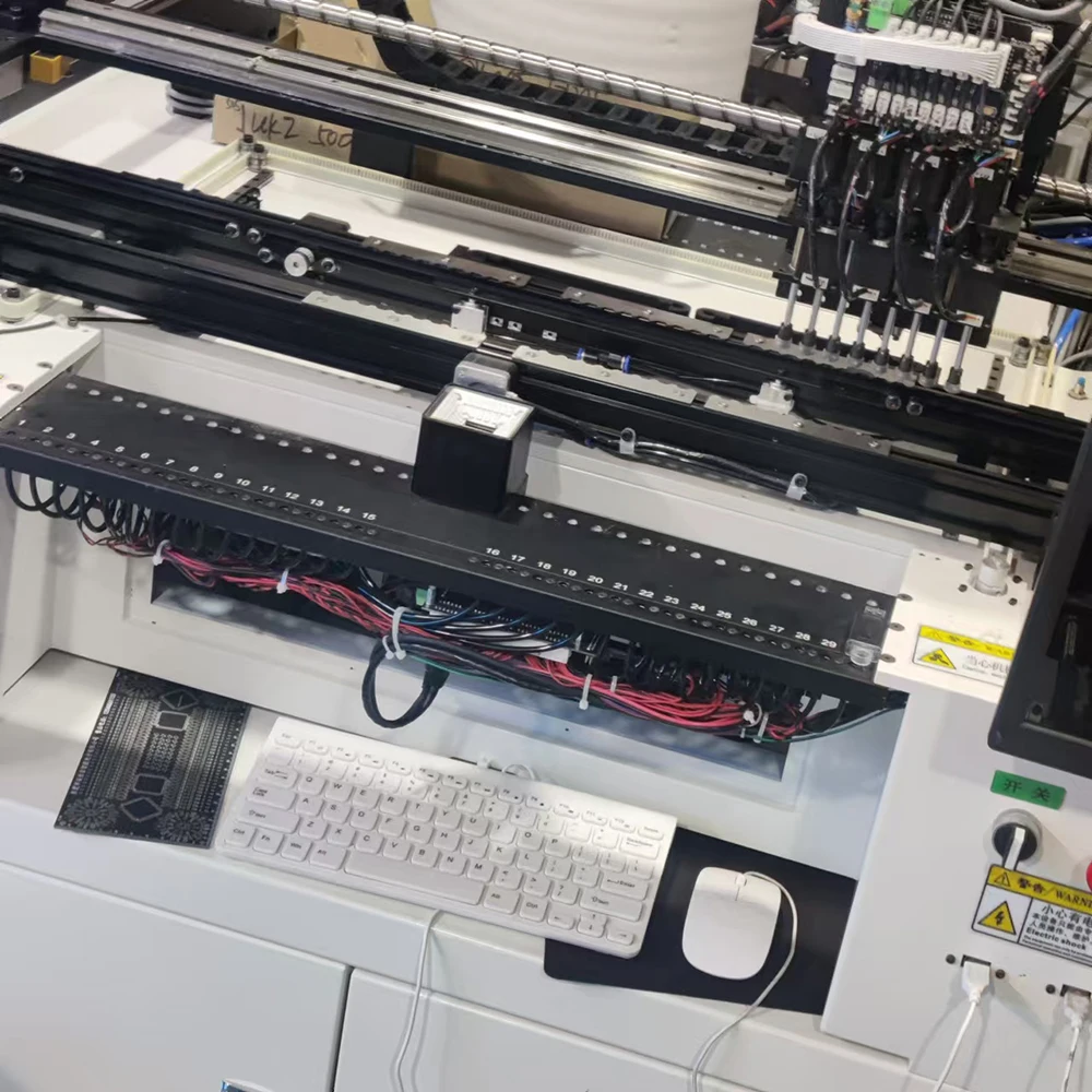 Used for installing PCB components 0402/QFN/BGASMT circuit board printing machine LED picking and placing machine