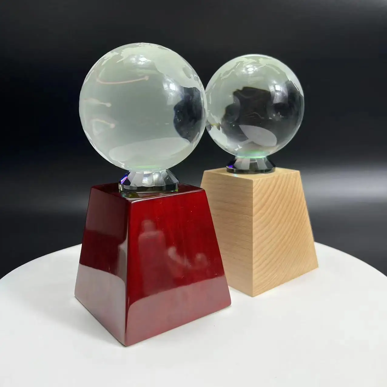 Hitop Wholesale Custom Design Logo Crystal trophy blank with wooden base crystal trophy with globe for Business Gift