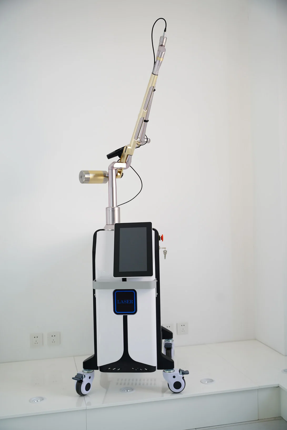 Hot Sale Professional K690 Picosecond Laser Tattoo Removal Machine 3000 Watt Power Supply 2024 Trending Products
