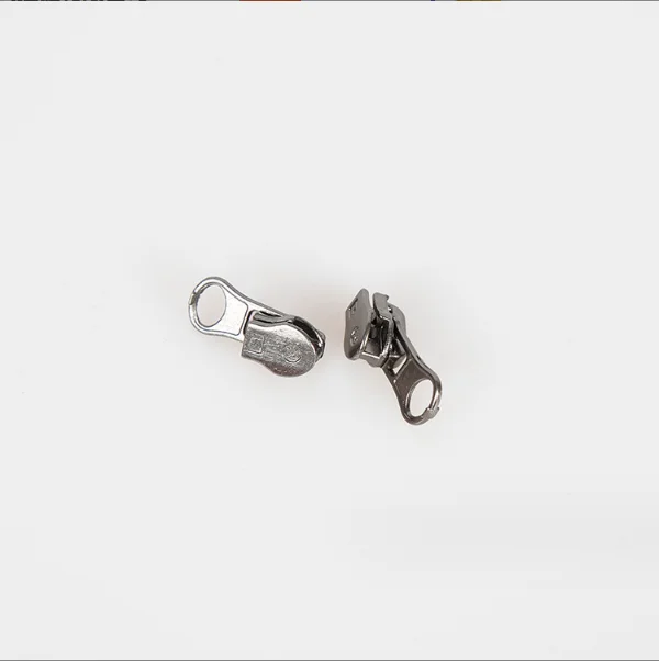 Manufacturers wholesale 3# gun black nylon pull down slider multi-specification pillowcase quilt clothes zipper slide