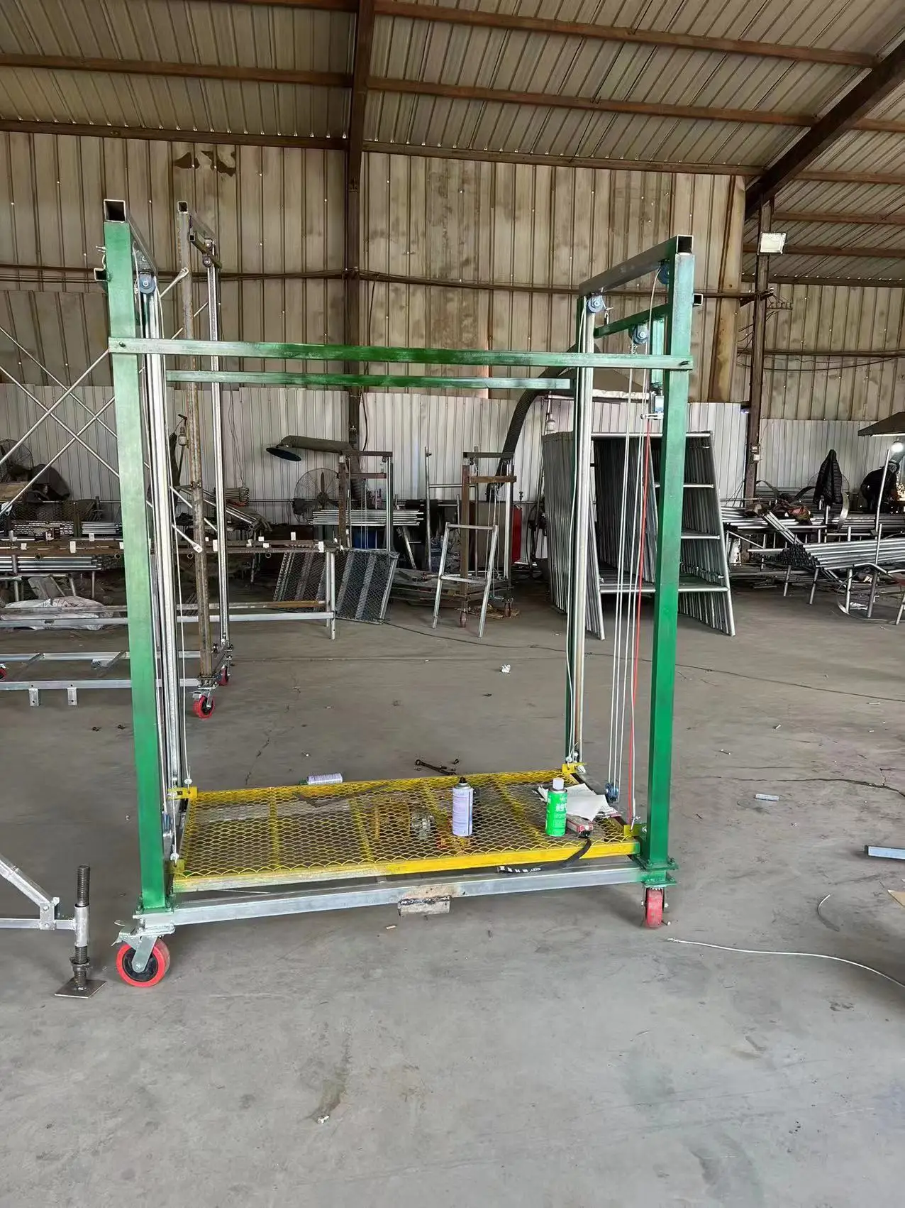 Foldable 500kg small electric scaffolding hoist remote control mobile lifting platform
