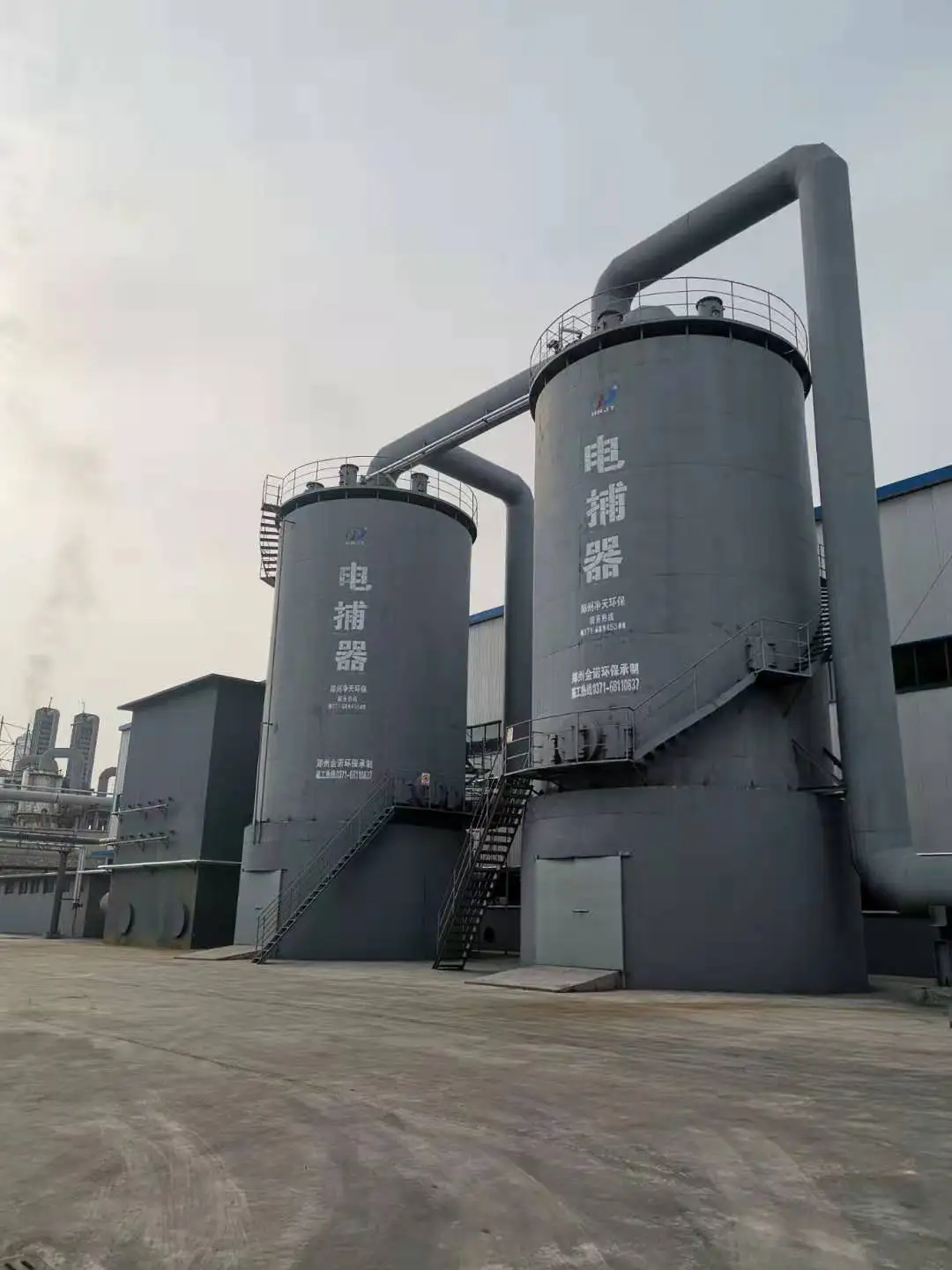 Vertical high-voltage power supply control honeycomb structure tower equipment for capturing tar and asphalt smoke