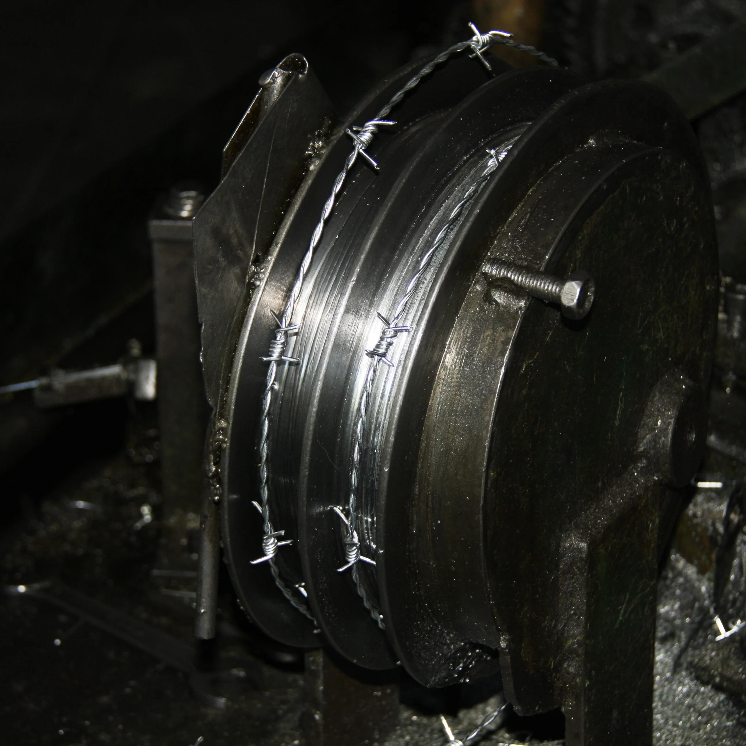 Поставка от производителя, гарантированное качество и количество, машина для изготовления колючей проволоки