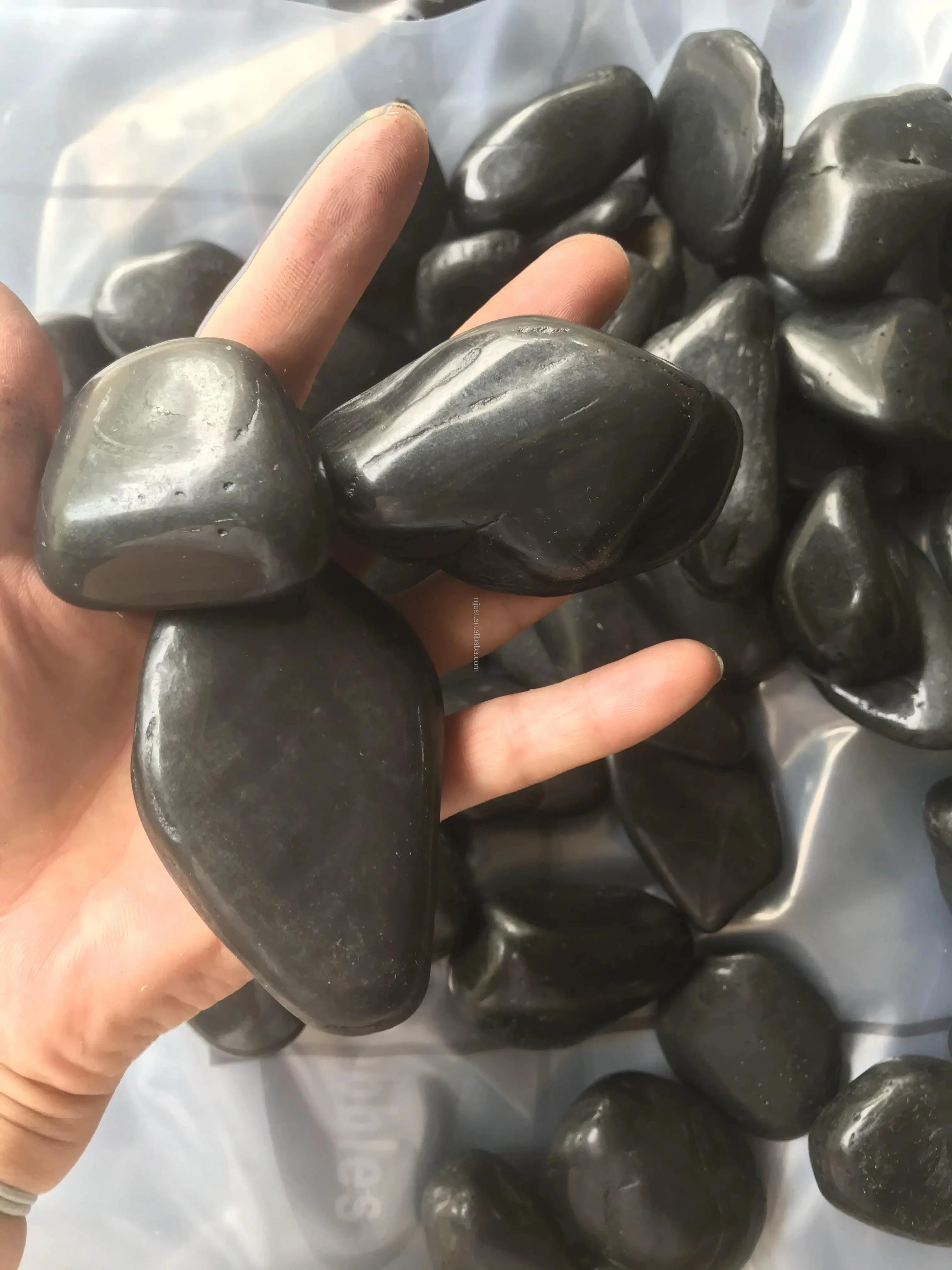 High quality polished pebble stone,driveway pebble stone,gardening stone as outdoor and paving road decoration