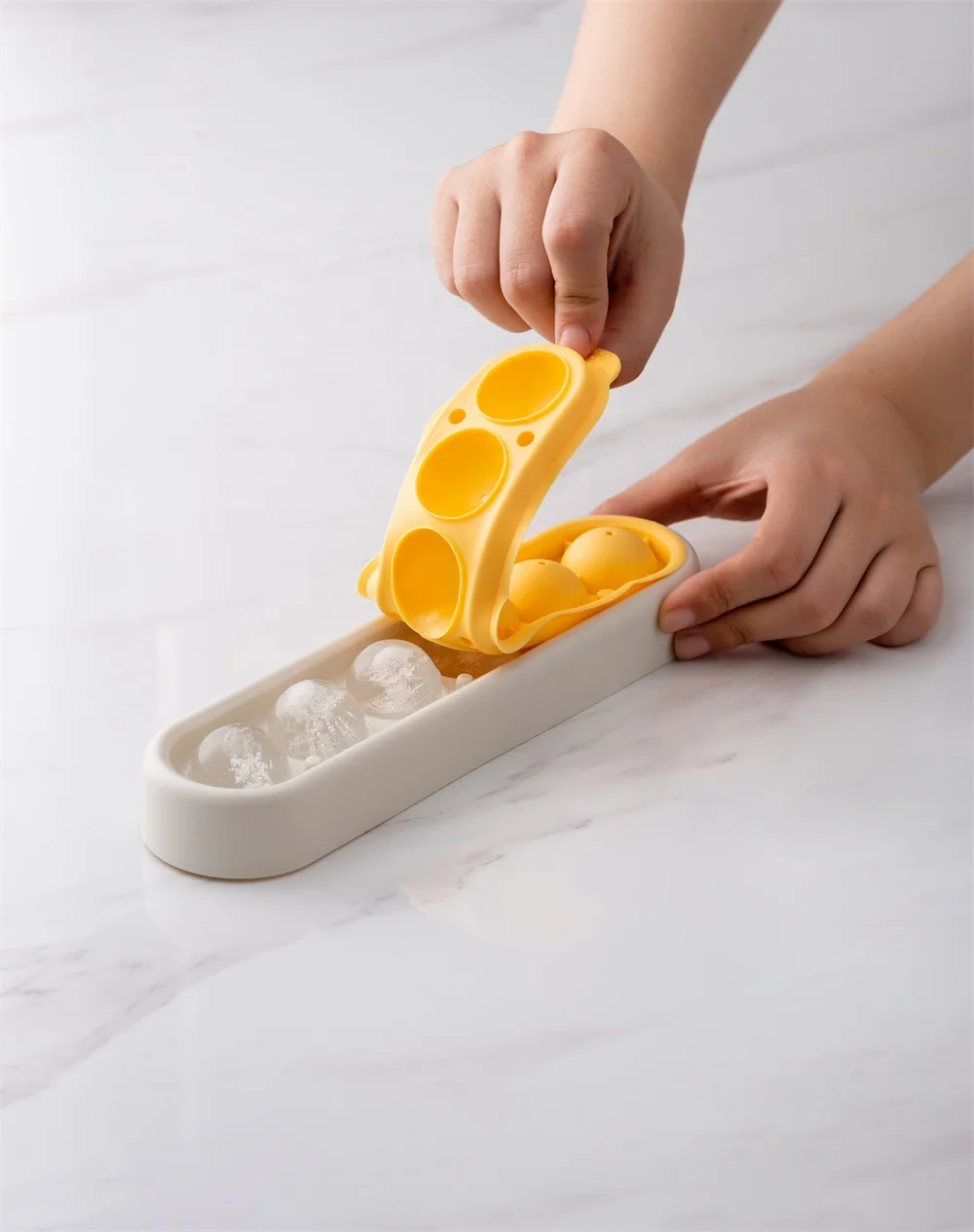 Pinmoo 3D Portable Food Grade Ice Cube Tray with Lid Sphere Round Ice Ball Mold Maker