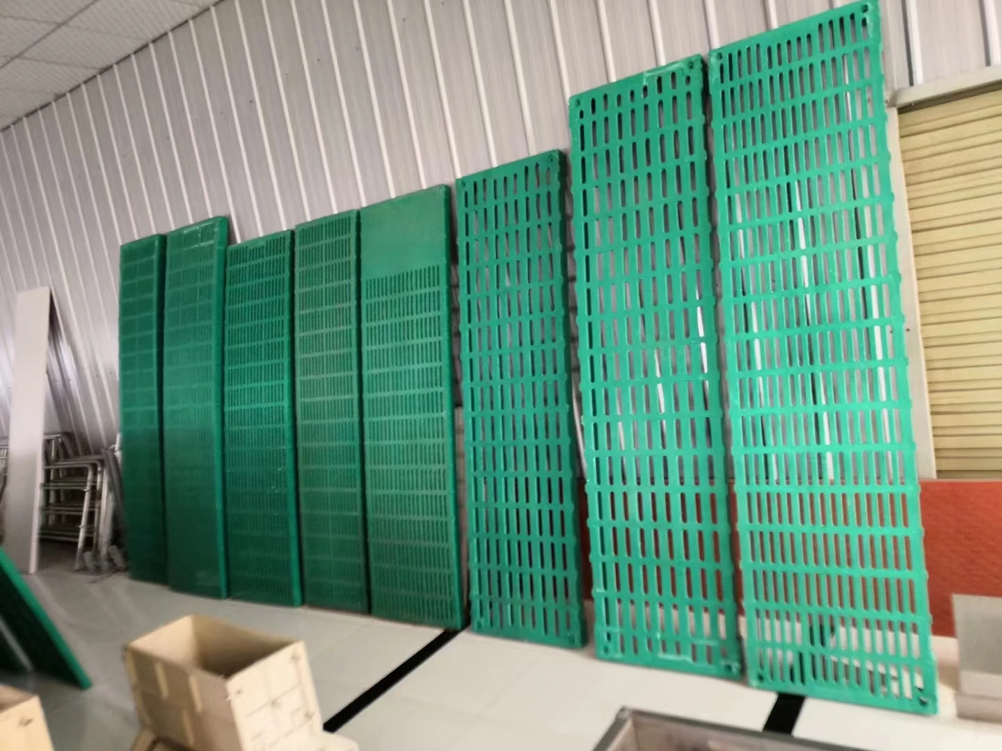 Hot selling 1.1 * 0.45 m pig manure leakage board livestock and poultry breeding plastic strip board floor