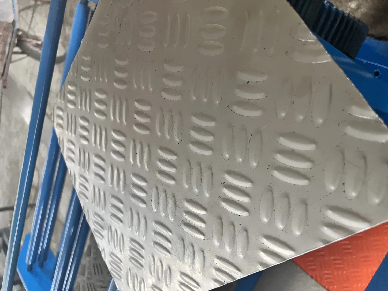 Нескользящий стальной лист шириной 1000 мм 1250 машина для тиснения Алмазный Узор металлическая плитка линия