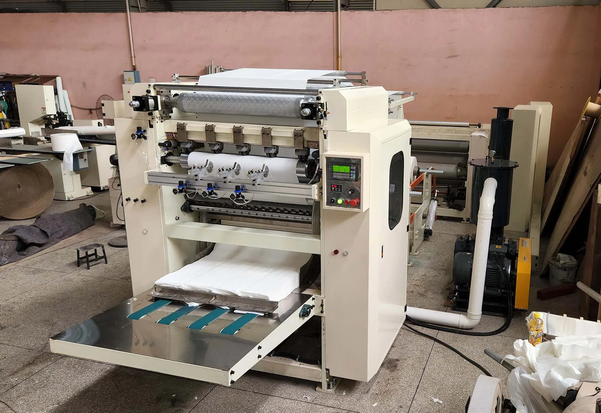 Сложенная машина для бумажных полотенец и салфеток для лица