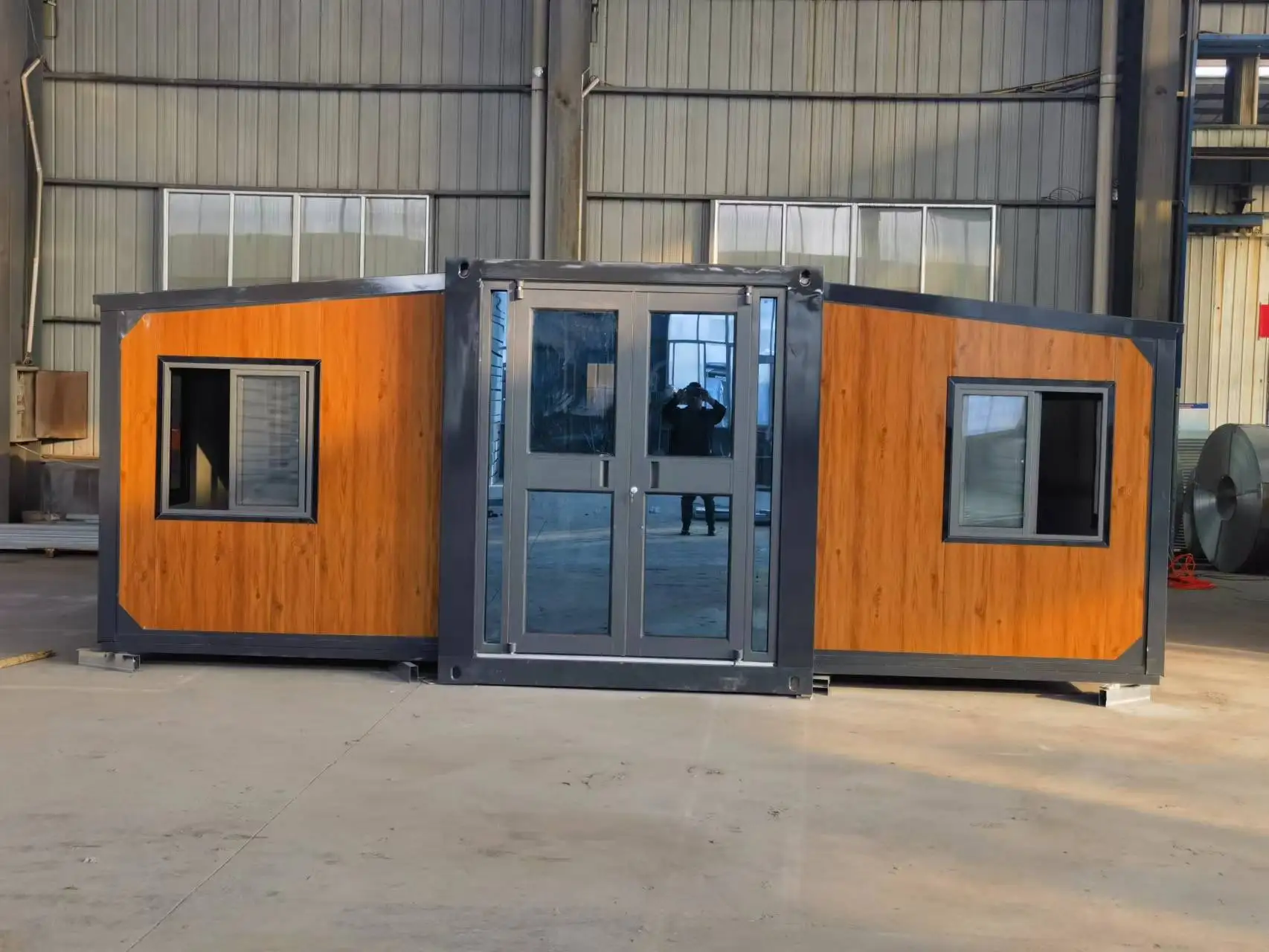 20FT Luxury Scalable Portable Container House Customizable Two Bedroom Folding Container House with Shower