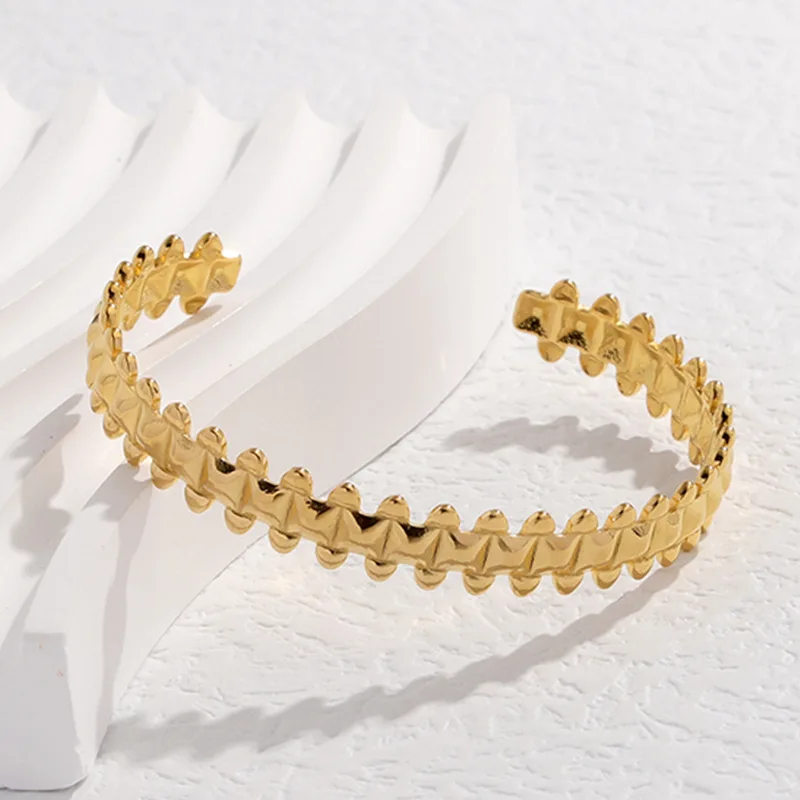 B074-023 Halo trendy new design women stainless steel jewelry open  size 18k gold plated spike metal bangle