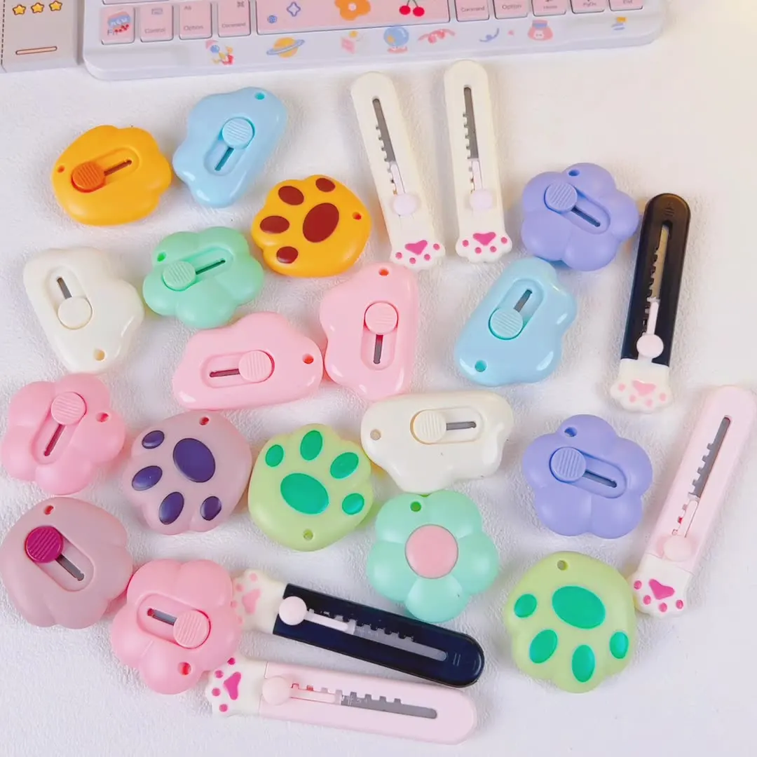 Симпатичная мультяшная кошачья лапа