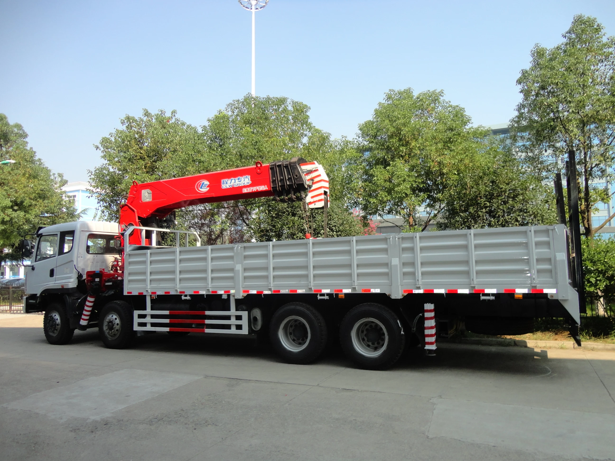 Dongfeng 8*4 heavy duty arm lift 15 ton truck crane price