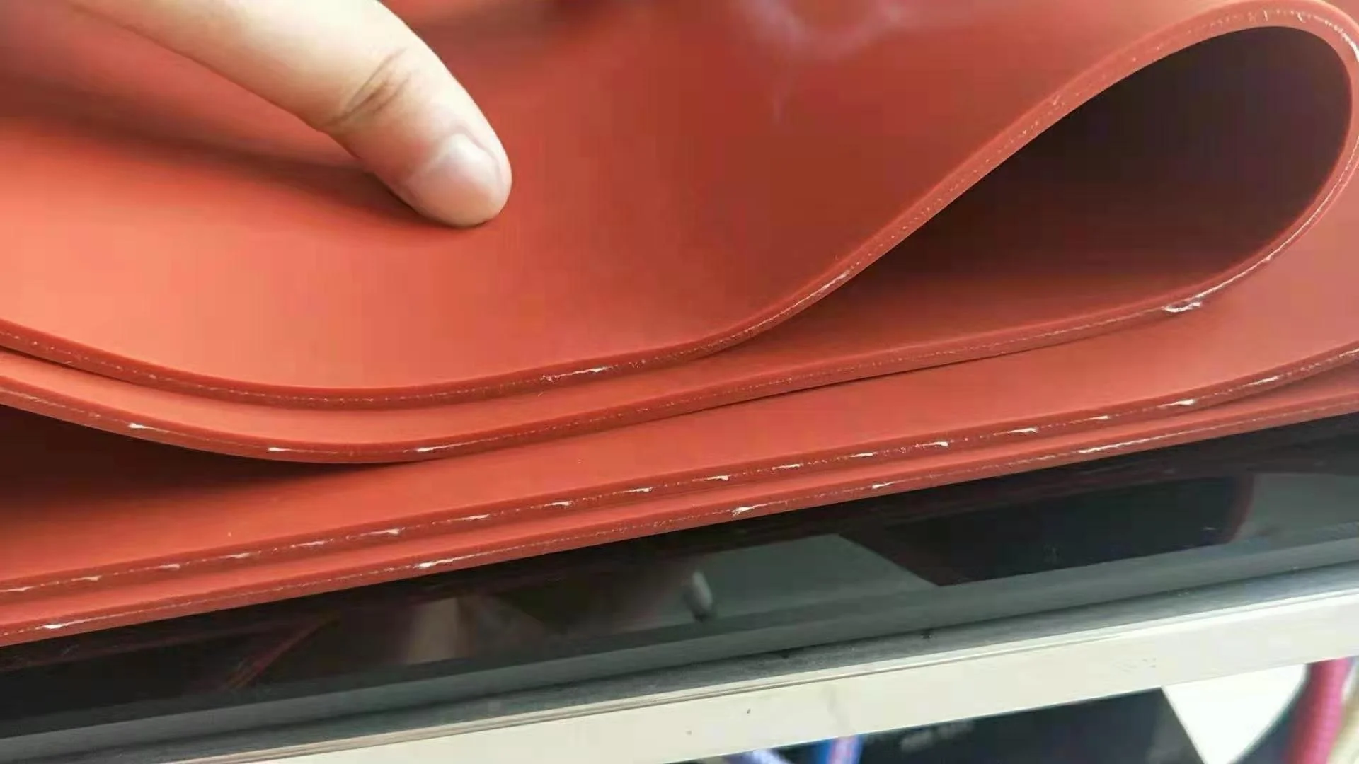 Heat resistant seamless silicone conveyor belt for zipper bag making machine
