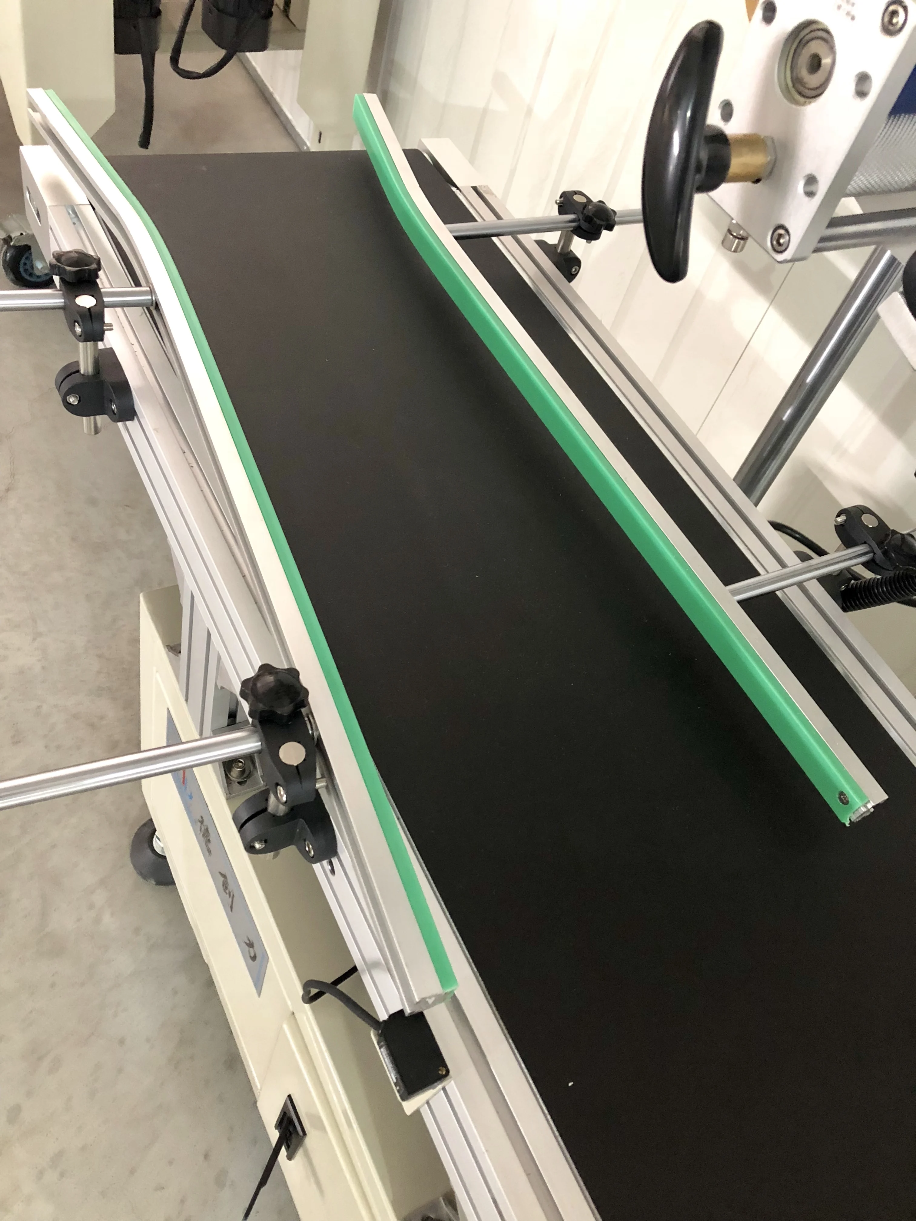 Professional  automatic label attaching machine, adhesive label sticker machine, automatic labeling machine