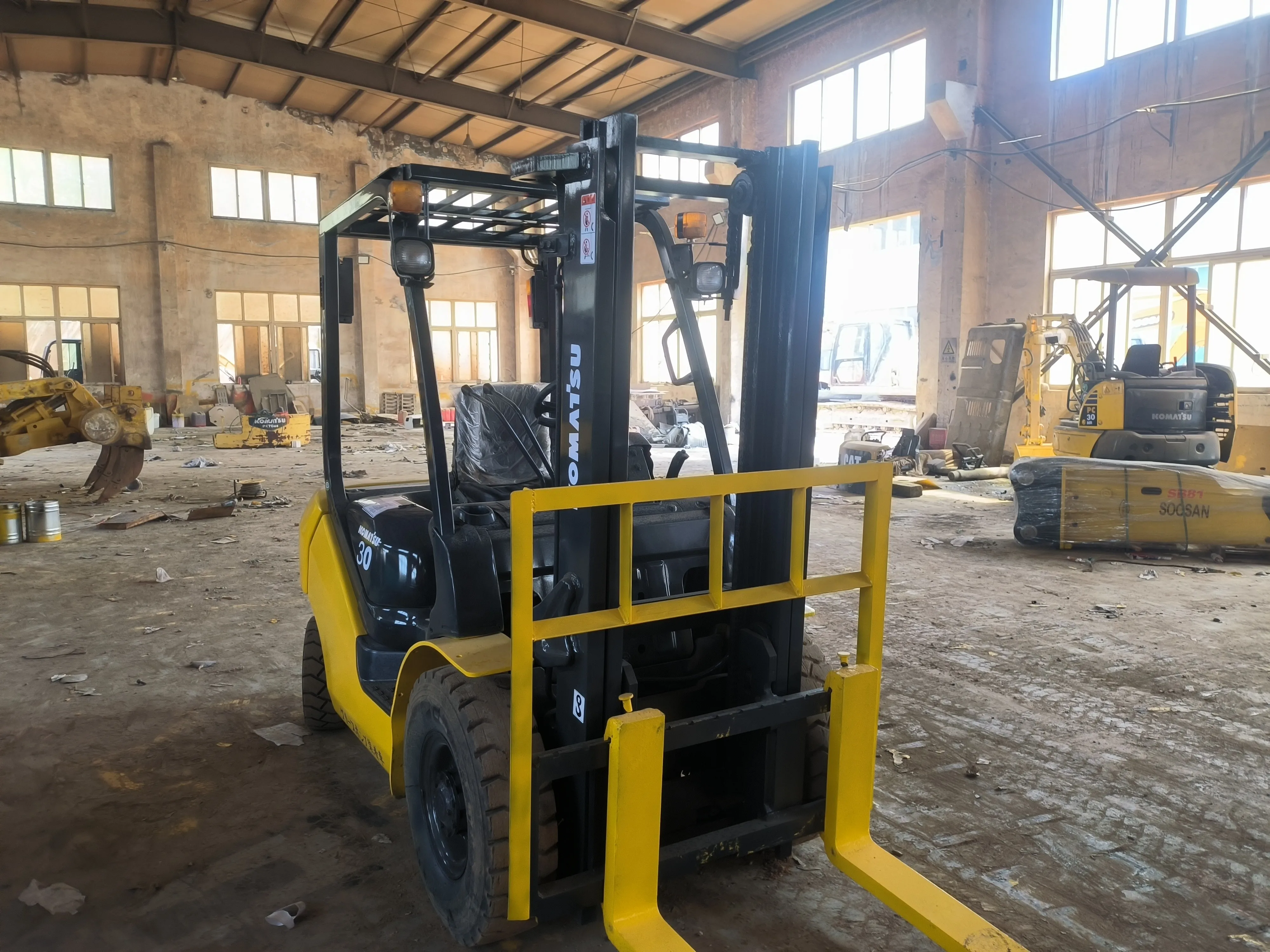 Original japan komatsu FD30 used diesel forklift 3 ton used komatsu diesel forklift FD25 FD40 FD50 cheap price