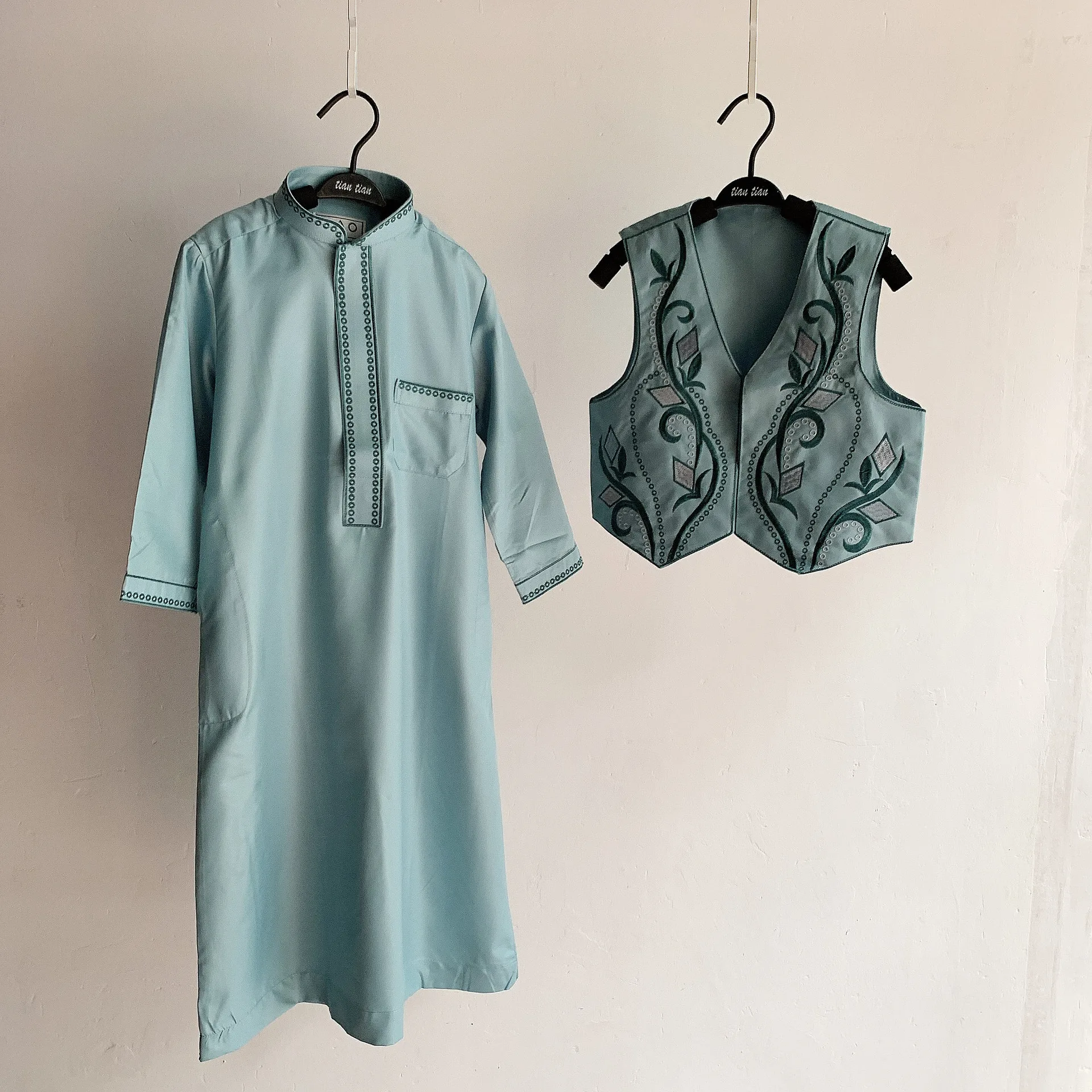 Factory Direct Children Muslim Embroidered Clothes Thobe Robe Kids Boys Islamic Arab Clothing Jubah Kids Abaya Set