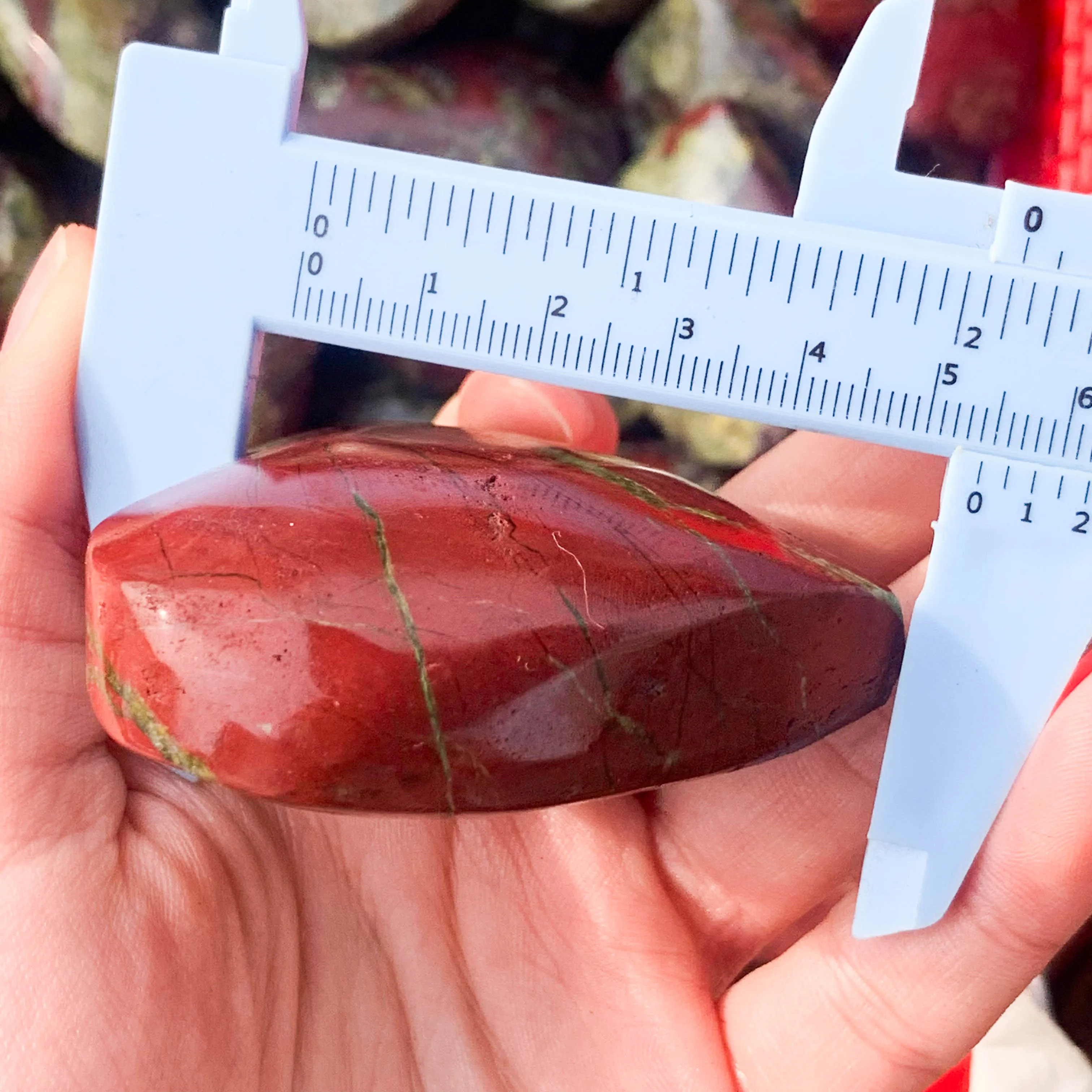 Natural Wholesale Price Crystal Palm Stone Dragon Blood Stone Heart for Healing