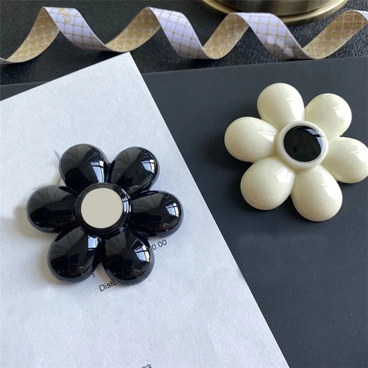 Wholesale Broche Designer CC Luxury Brooches Women Sweet Elegant Style Sun Flower Brooch Pin Suit Clothing Decoration