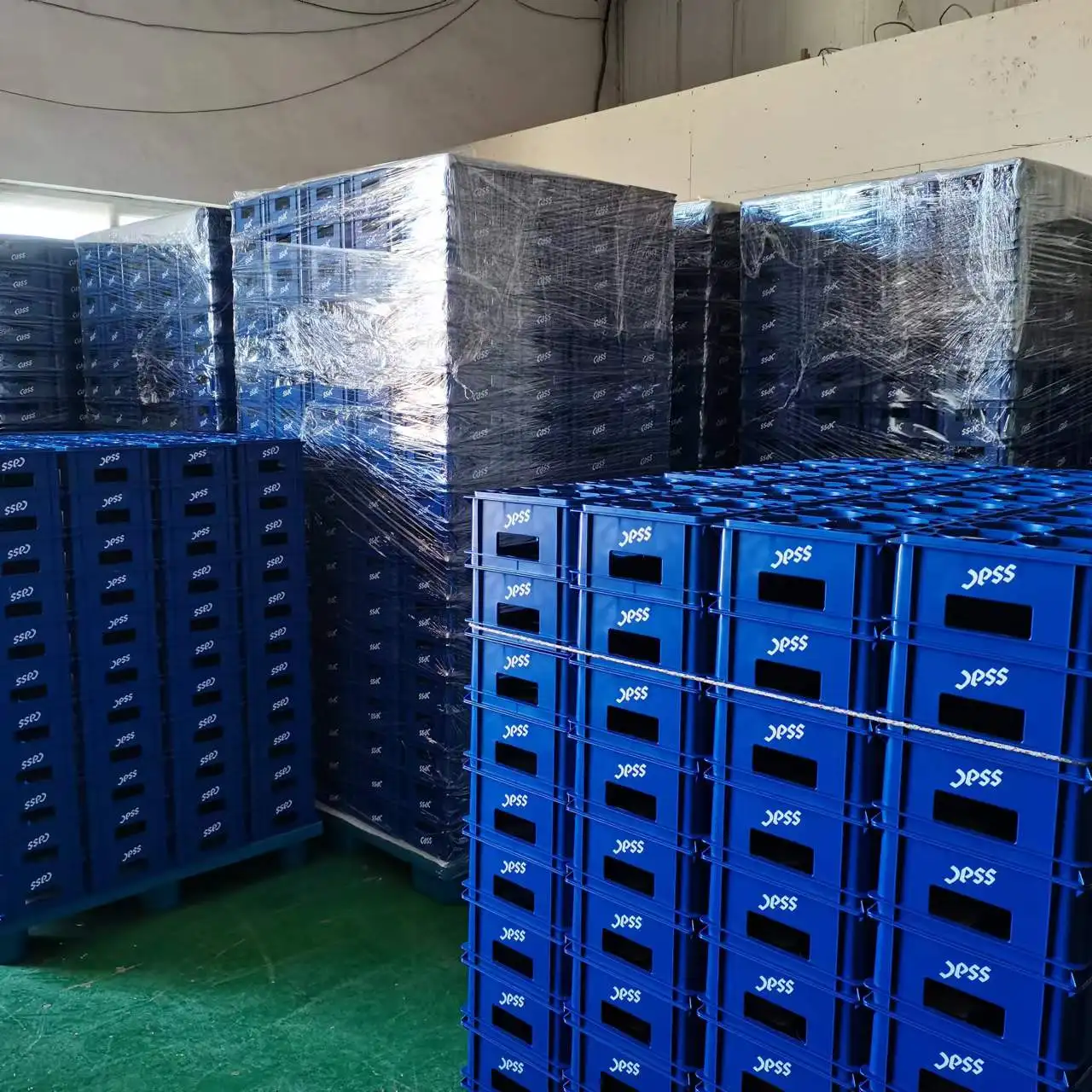 Customized High Quality 4 Bottles Glass Wine Juice Crate Turnover Storage Transport Box Stackable Plastic Beer Crates