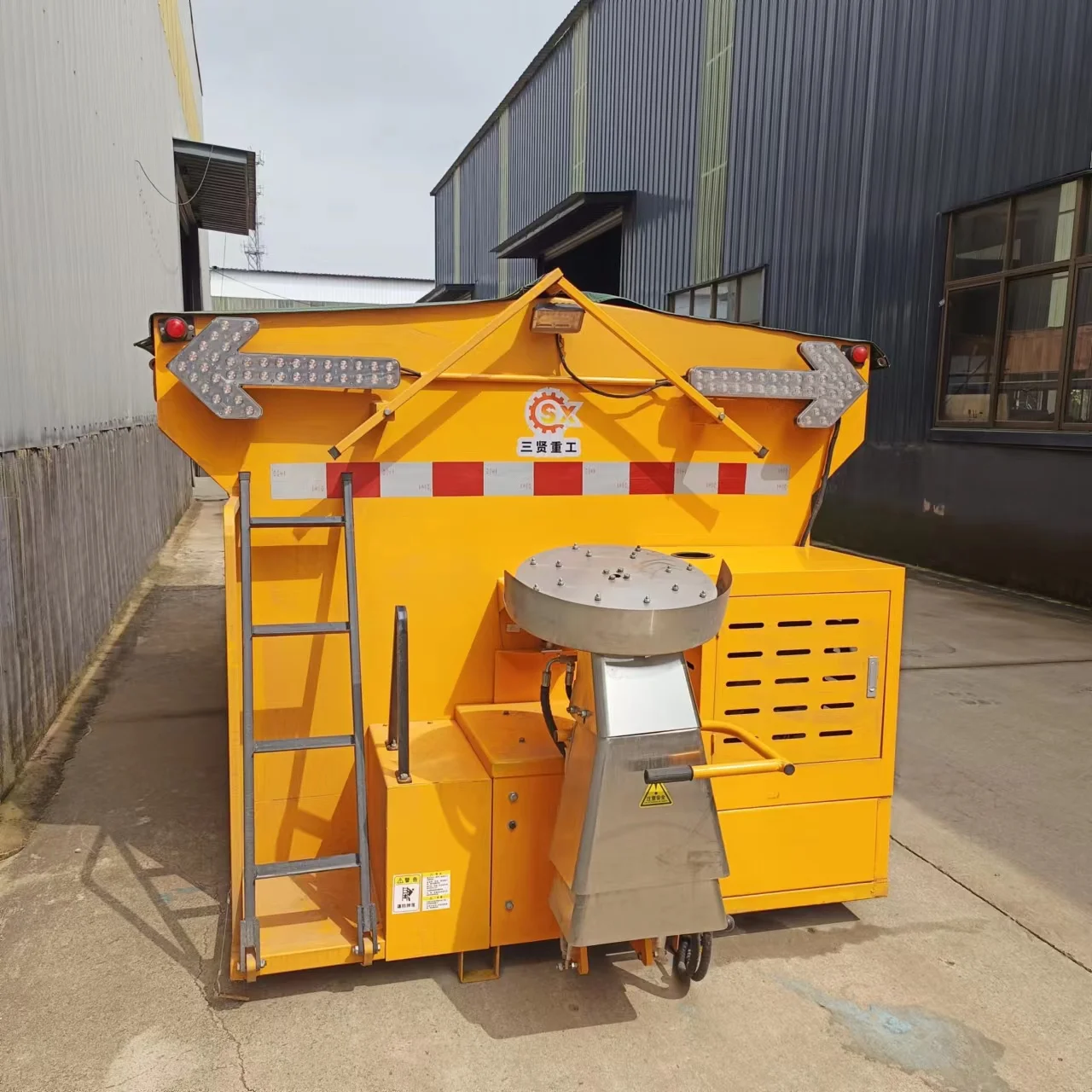 Highway snow melting fertilizer spreader mounted agriculture machinery for road cleaning snow melting agent spreader