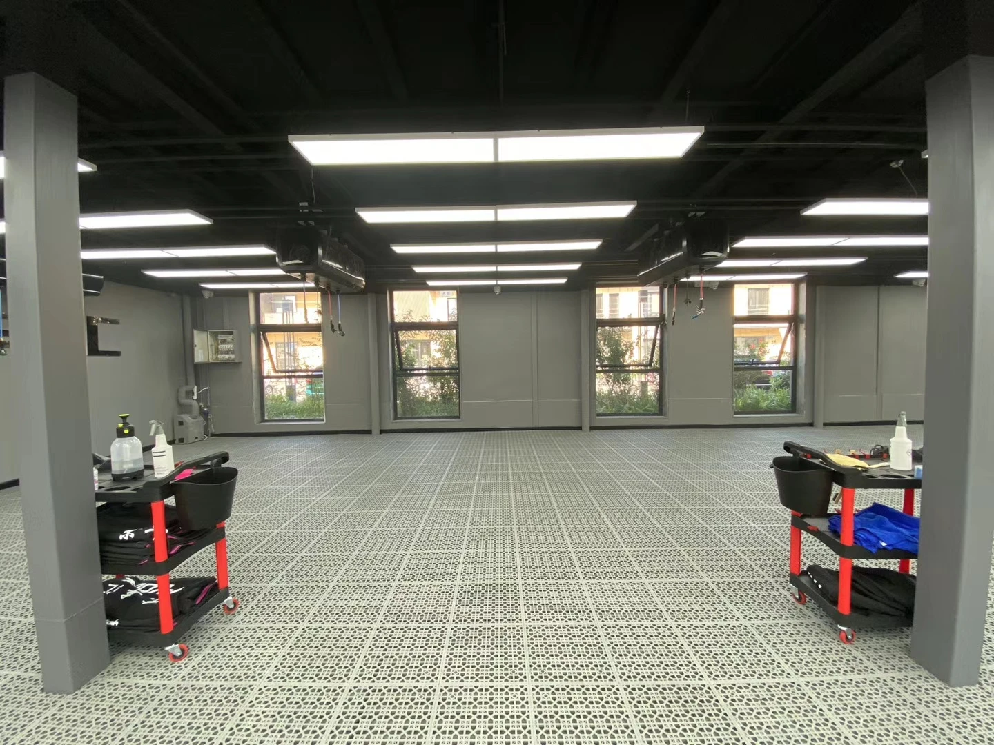 New innovative Rigid Modular Car Wash Drainage Plastic PP Interlocking Garage Floor Tiles for Car Parking/wash Garage Flooring