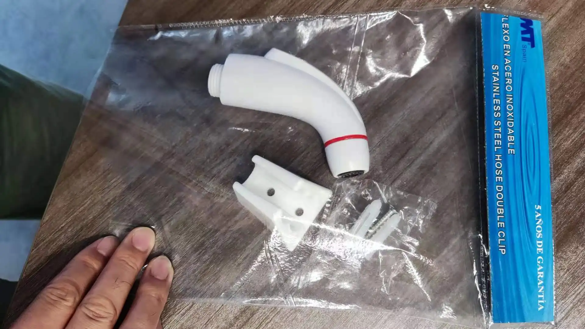 Пластиковый шланг спирального типа гибкий для душевой лейки и головки shattaf в ванной комнате