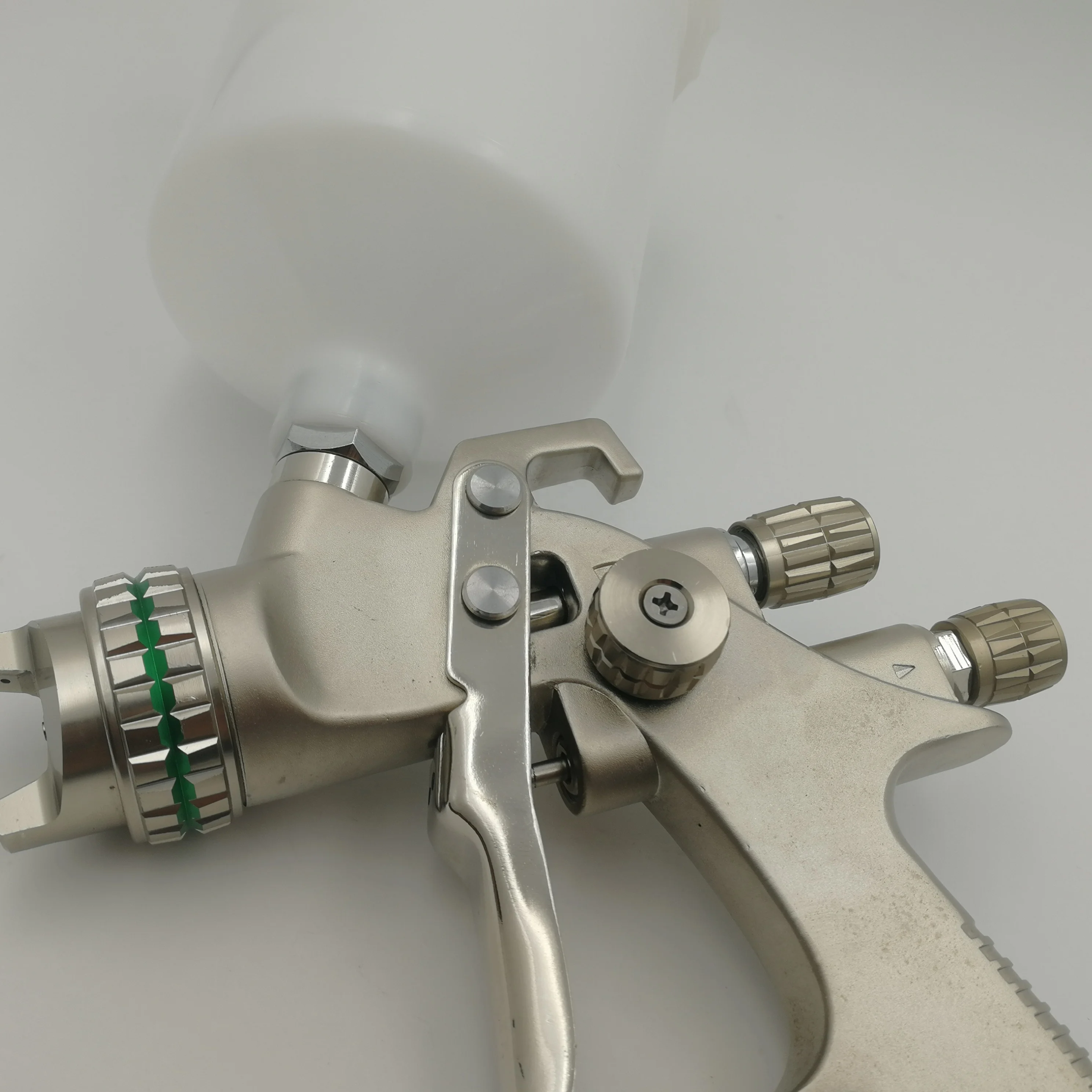 Professional automotive HVLP air spray tool for auto shop