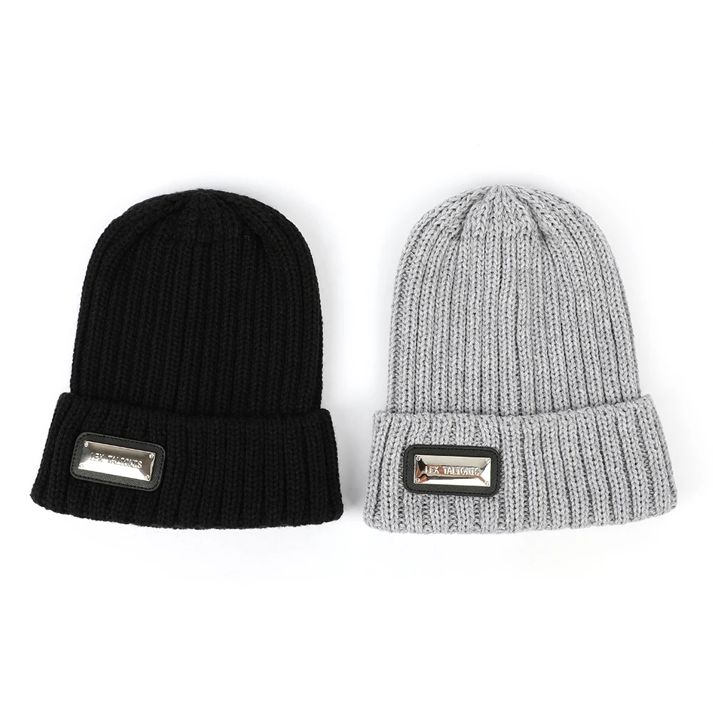 Newest Cheap Wholesale 100% Acrylic Soft Adult Metal Patches Warm Heather Grey Blend Knitted Hat Winter Beanie